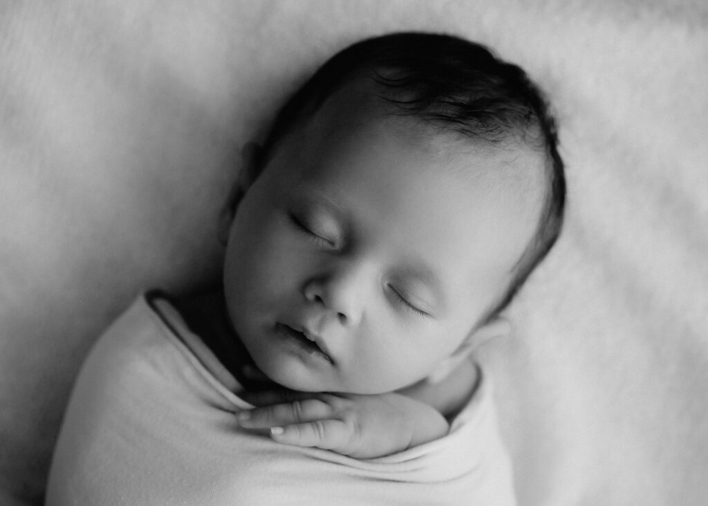Halle Babyfotografie, Schwarz-Weiß Nahaufnahme vom Babygesicht von Babyfotografin Nina Popp