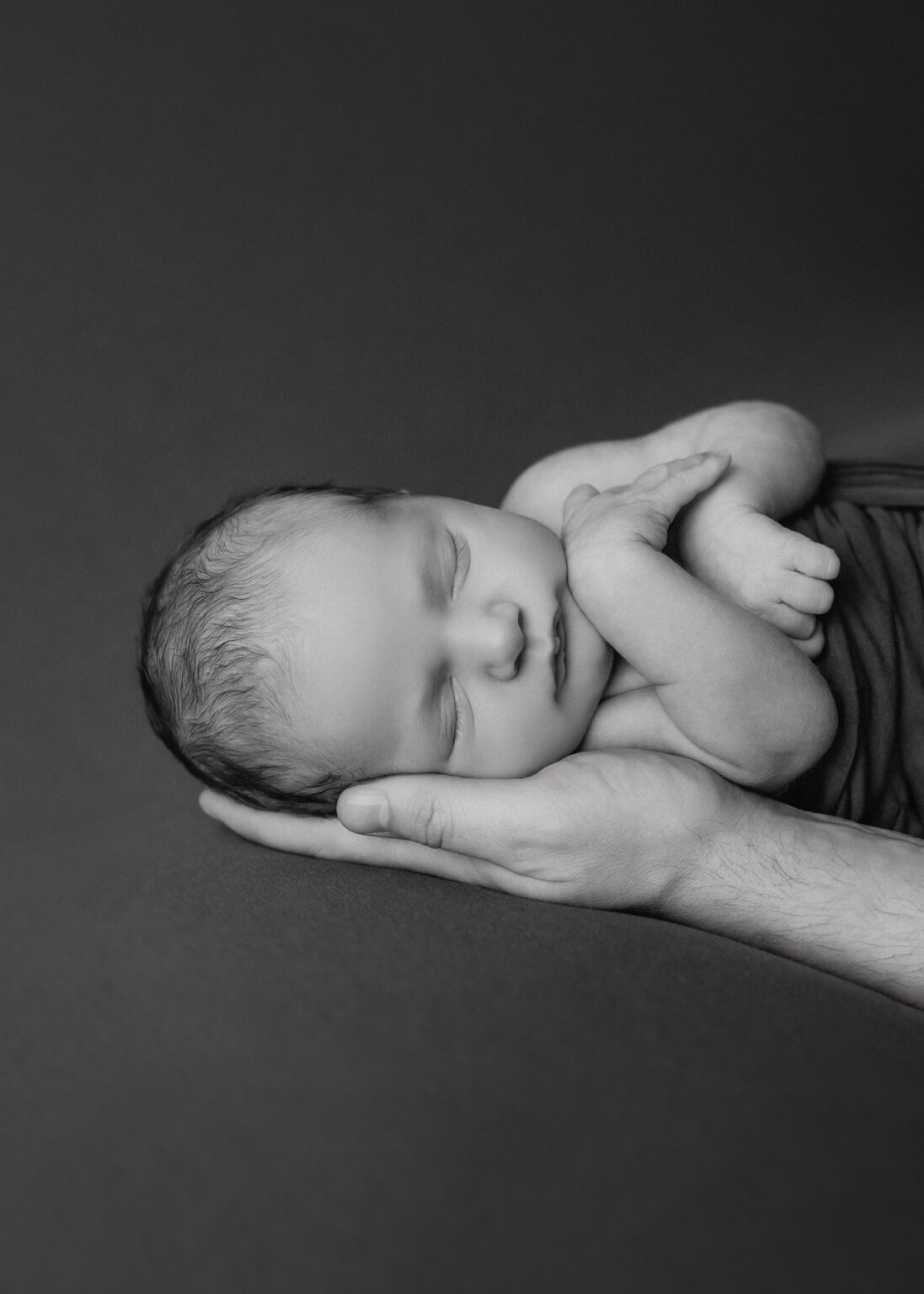 Studio Babyfotografie Halle Saale, Neugeborenes Baby liebevoll inszeniert für Fotoshooting
