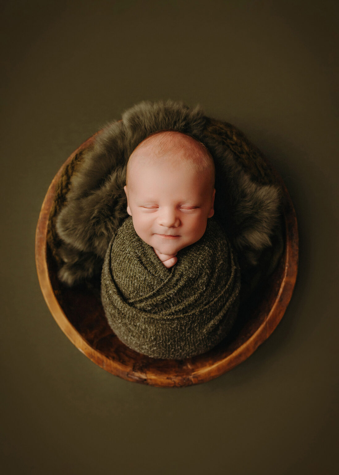 Studio Babyfotografie Halle Saale, Neugeborenes Baby liebevoll eingepuckt für Fotoshooting