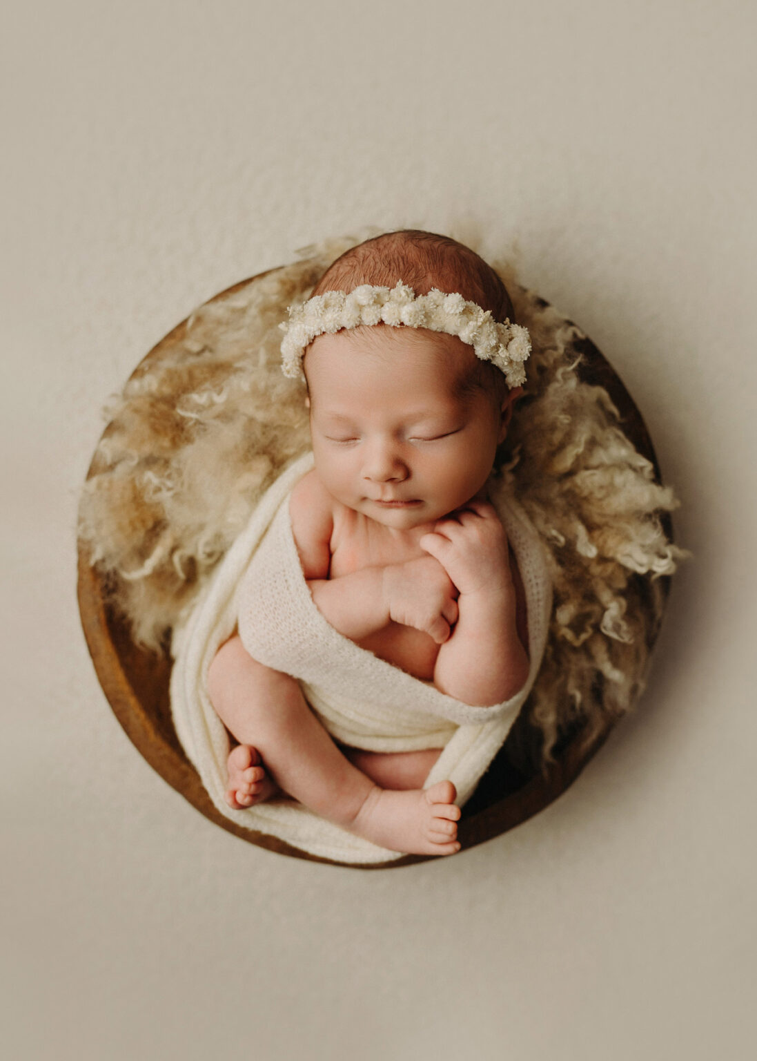 Baby eingepuckt im Körbchen bei Baby-Fotoshooting, Babyfotograf im Raum Bitterfeld, Dessau, Halle Saale