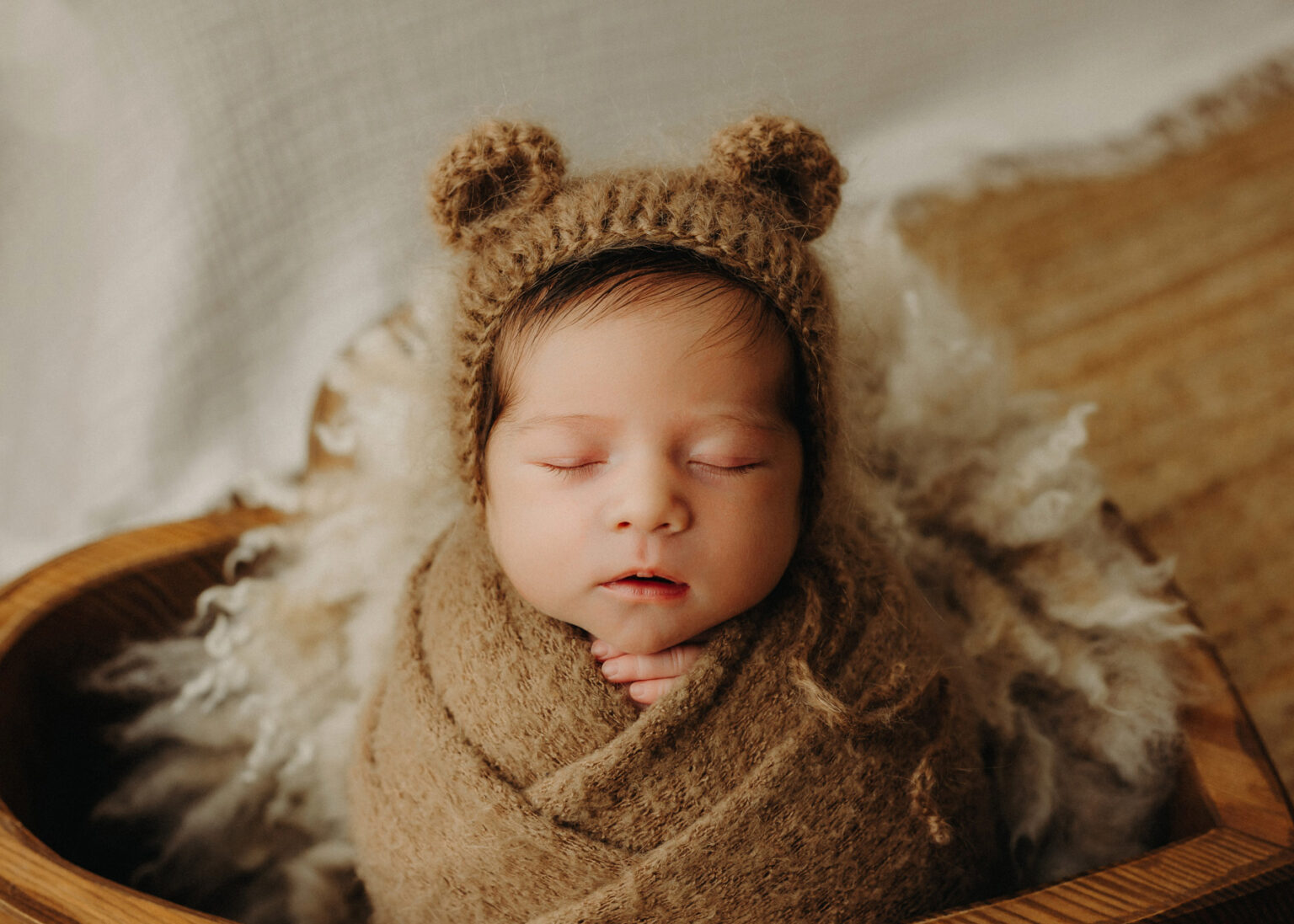 Dessau Babyfotograf, Neugeborenes Baby künstlerisch fotografiert von Nina Popp