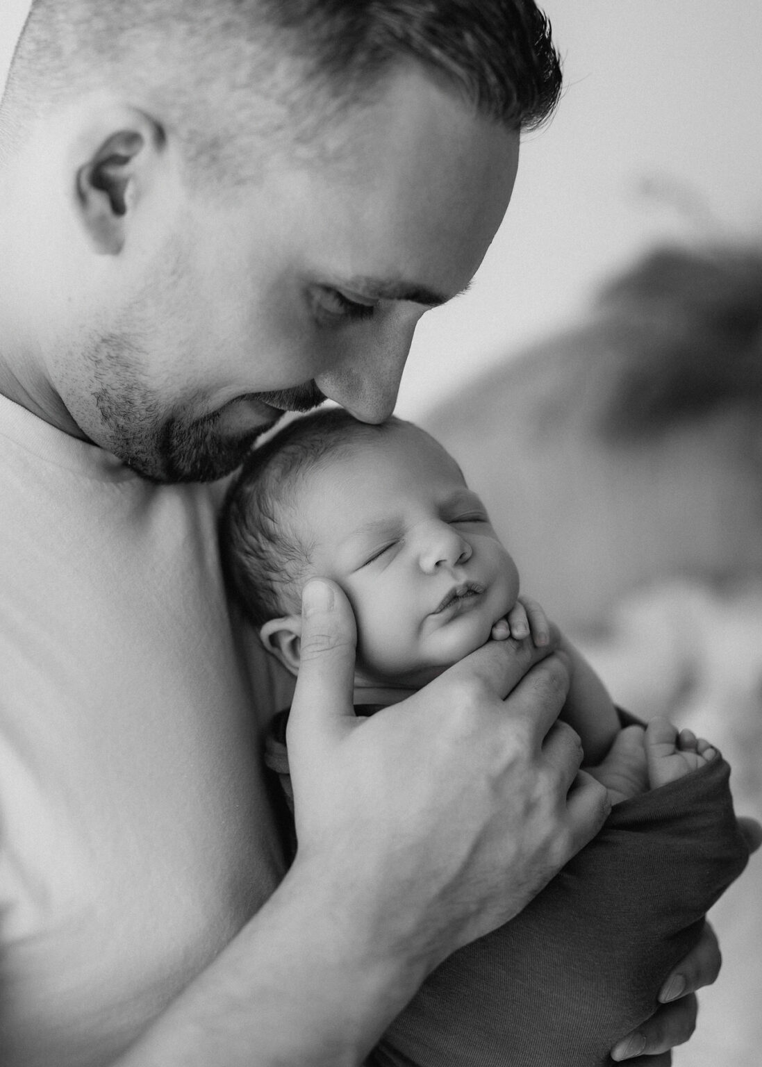 Dessau Babyfotos, inniges Familienfoto mit neugeborenem Baby