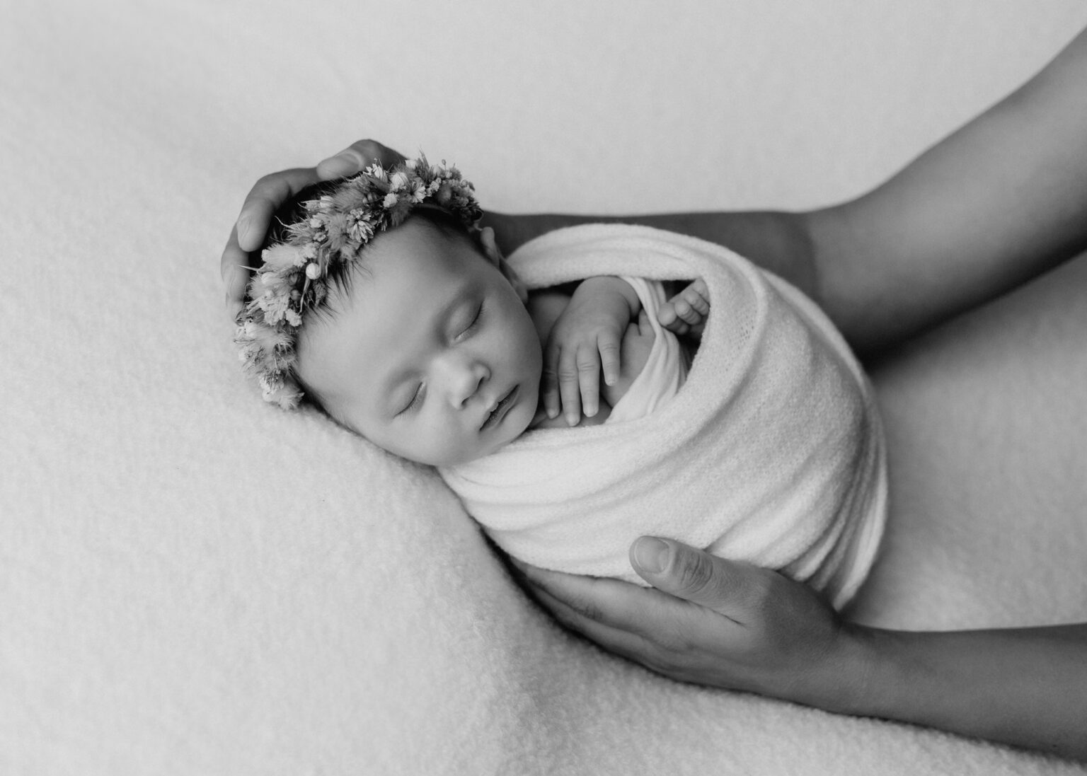 Babyfotografie Halle, sanfte Schwarz-Weiß Aufnahme im hellen Fotostudio