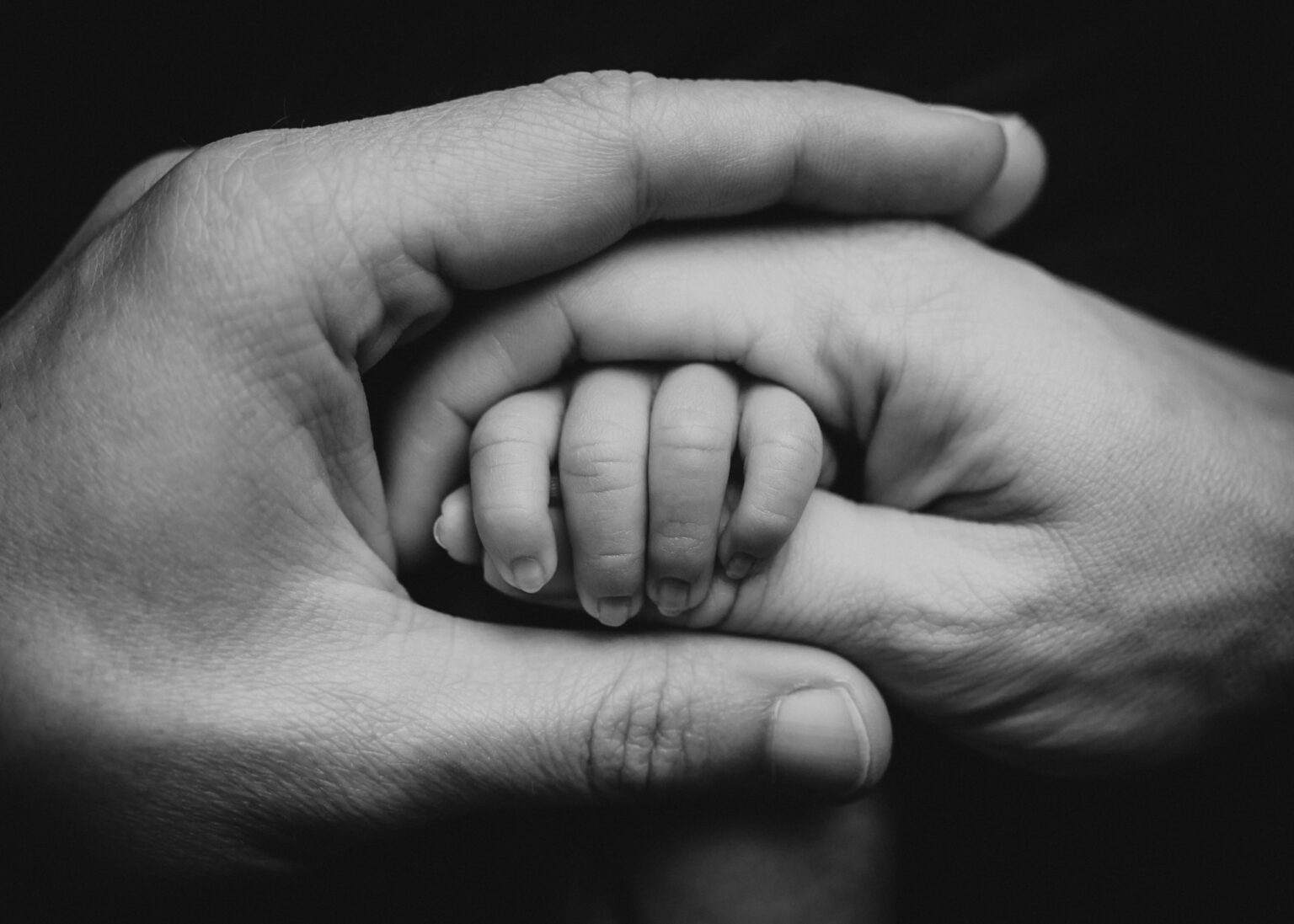 Schwarz-Weiß Babyfoto Halle, Detailaufnahme der Hände beim Baby-Fotoshooting mit Nina Popp