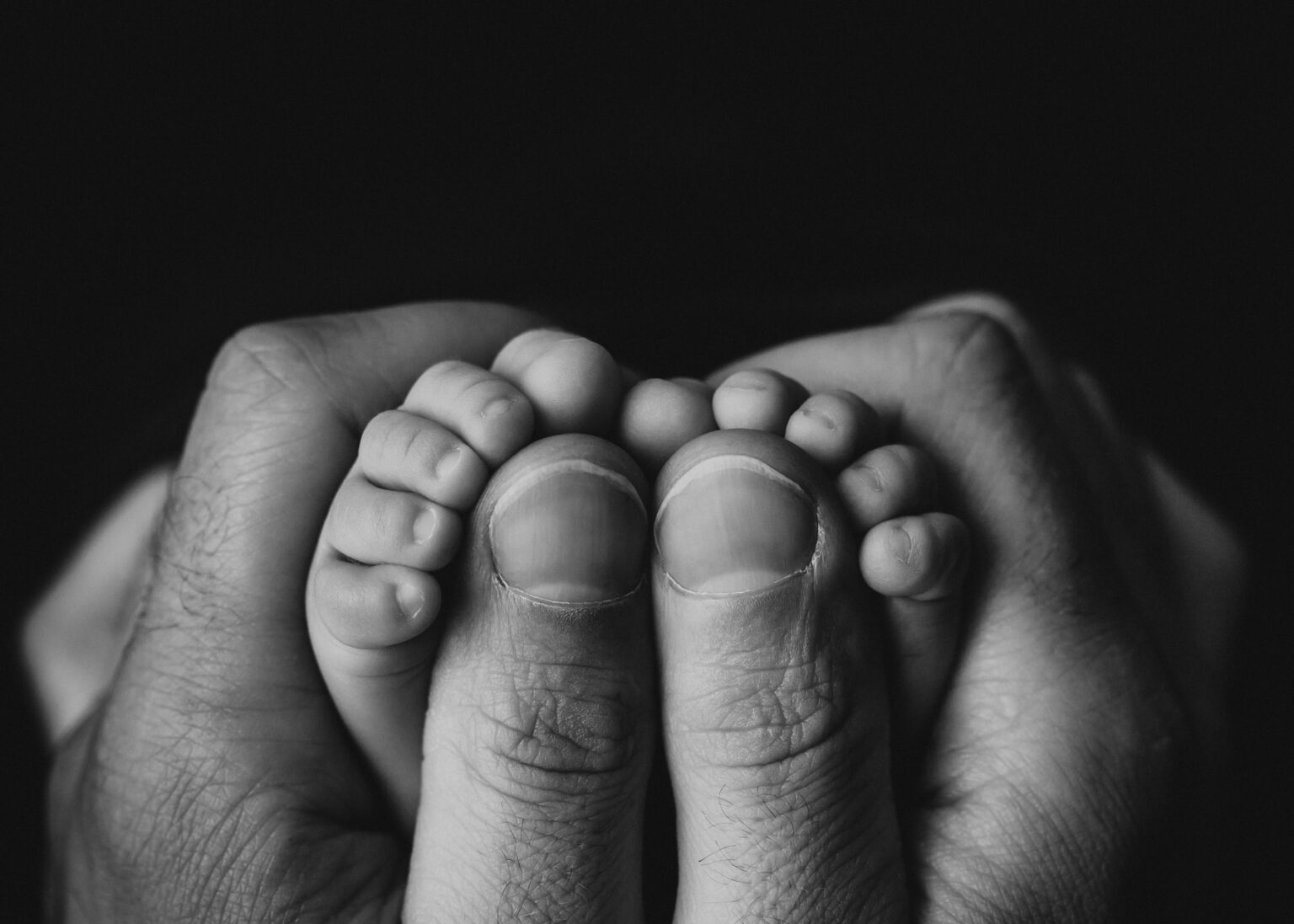 Schwarz-Weiß Babyfoto Leipzig, Detailaufnahme Neugeborenes