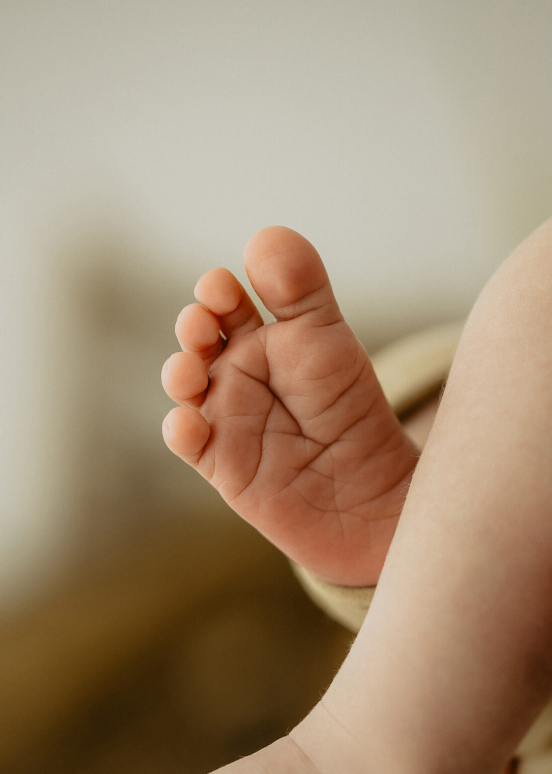 Babyfotografie Halle, sanfte Schwarz-Weiß Aufnahme