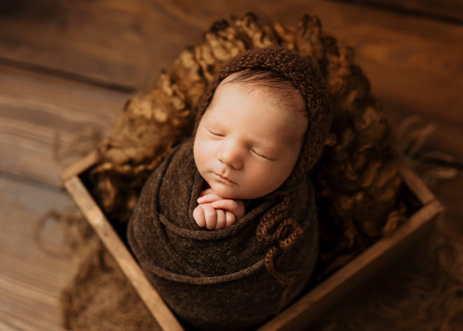 Studio Babyfotografie Bitterfeld, Neugeborenes Baby liebevoll eingepuckt für Fotoshooting