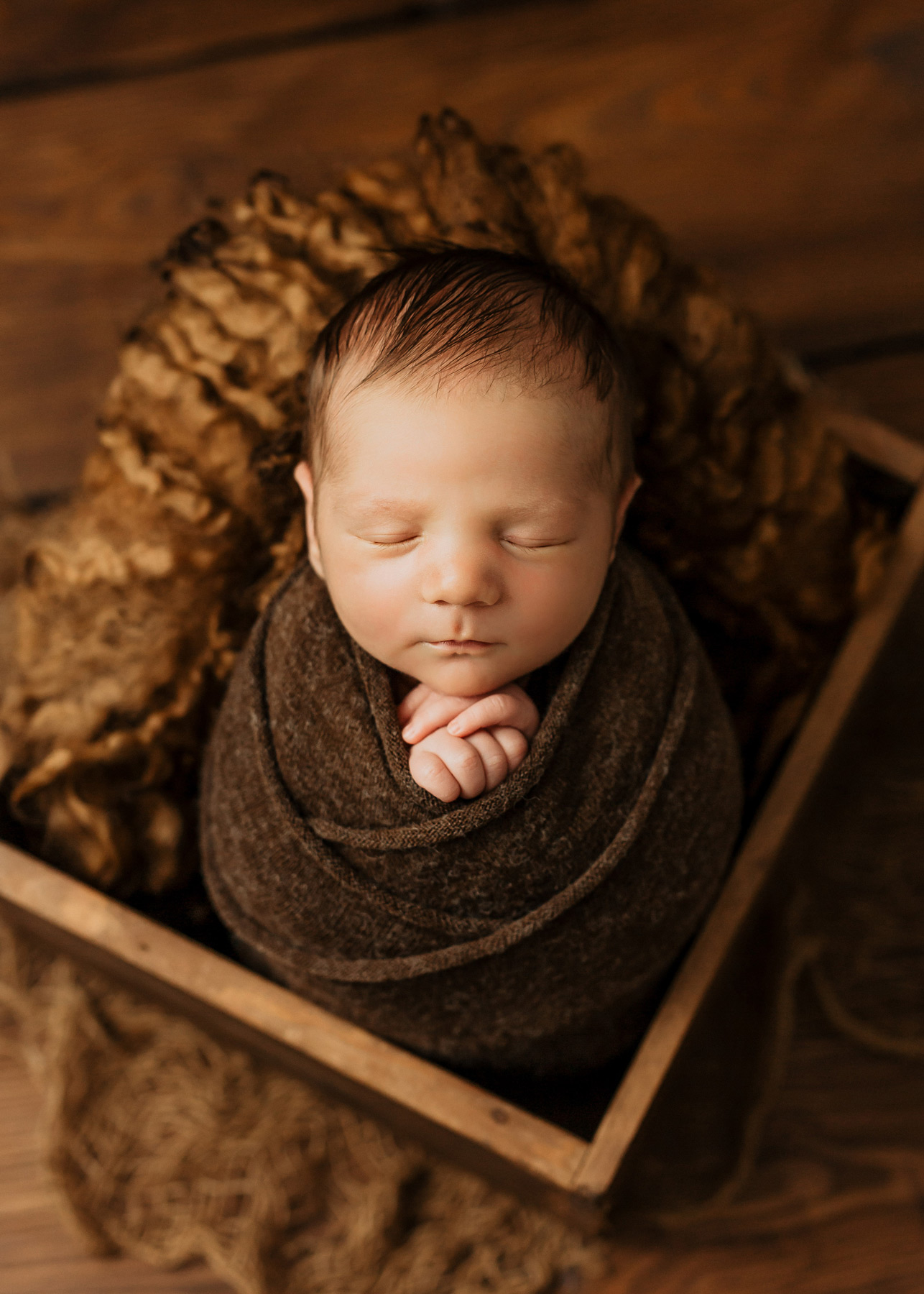 Studio Babyfotografie Bitterfeld, Neugeborenes Baby liebevoll eingepuckt für Fotoshooting