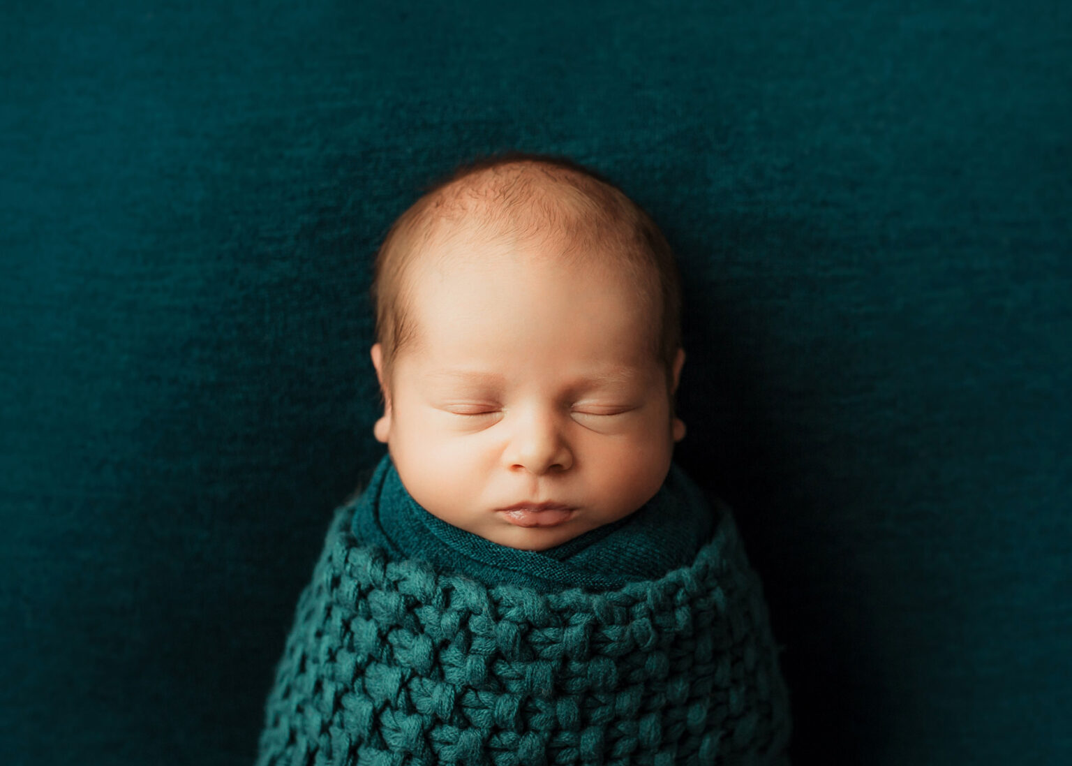 Halle Babyfotoshooting, Neugeborenes Baby liebevoll inszeniert von Babyfotografin Nina Popp
