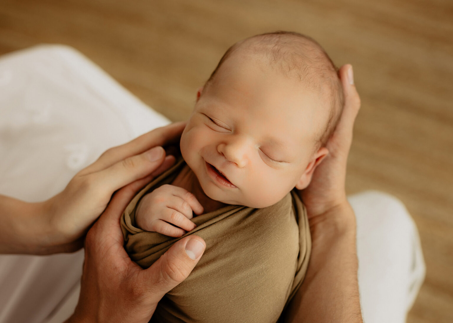 Wittenberg Babyfotoshooting, Familie hält Neugeborenes Baby