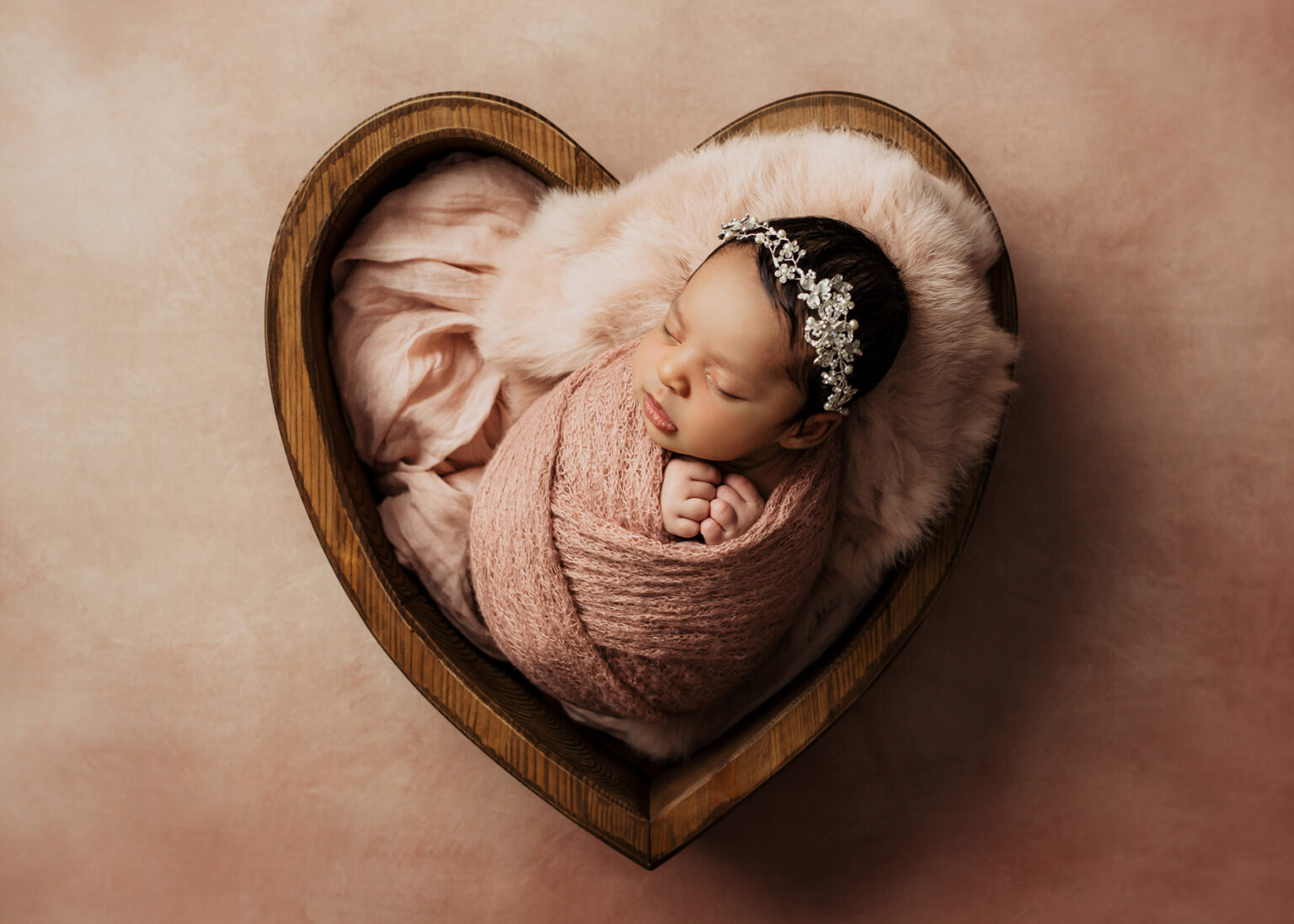 Halle Babyfotograf Nina Popp, Baby im Herzkorb in Rosa