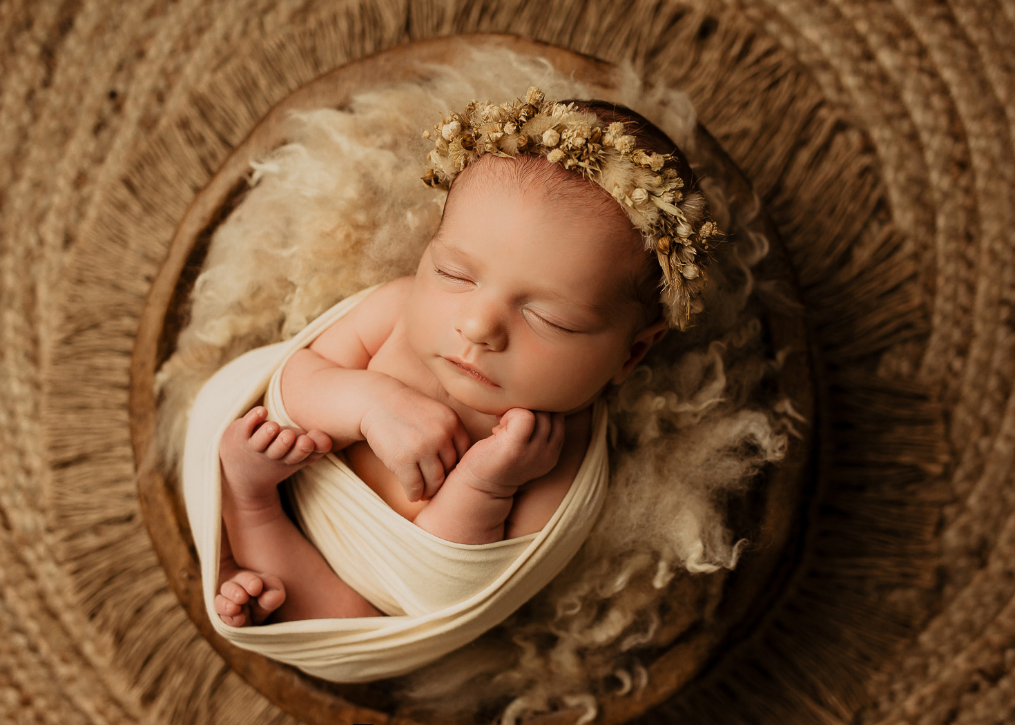 Babyfotografie Leipzig, Baby mit Blumenkranz im Korb fotografiert von Babyfotografin Nina Popp