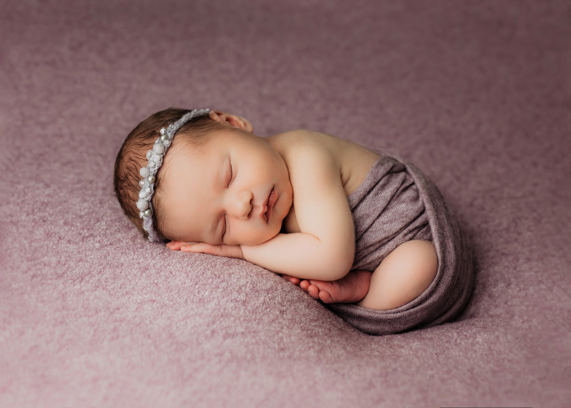 Dübener Heide Baby-Fotoshooting, Neugeborenes Baby kreativ fotografiert von Nina Popp