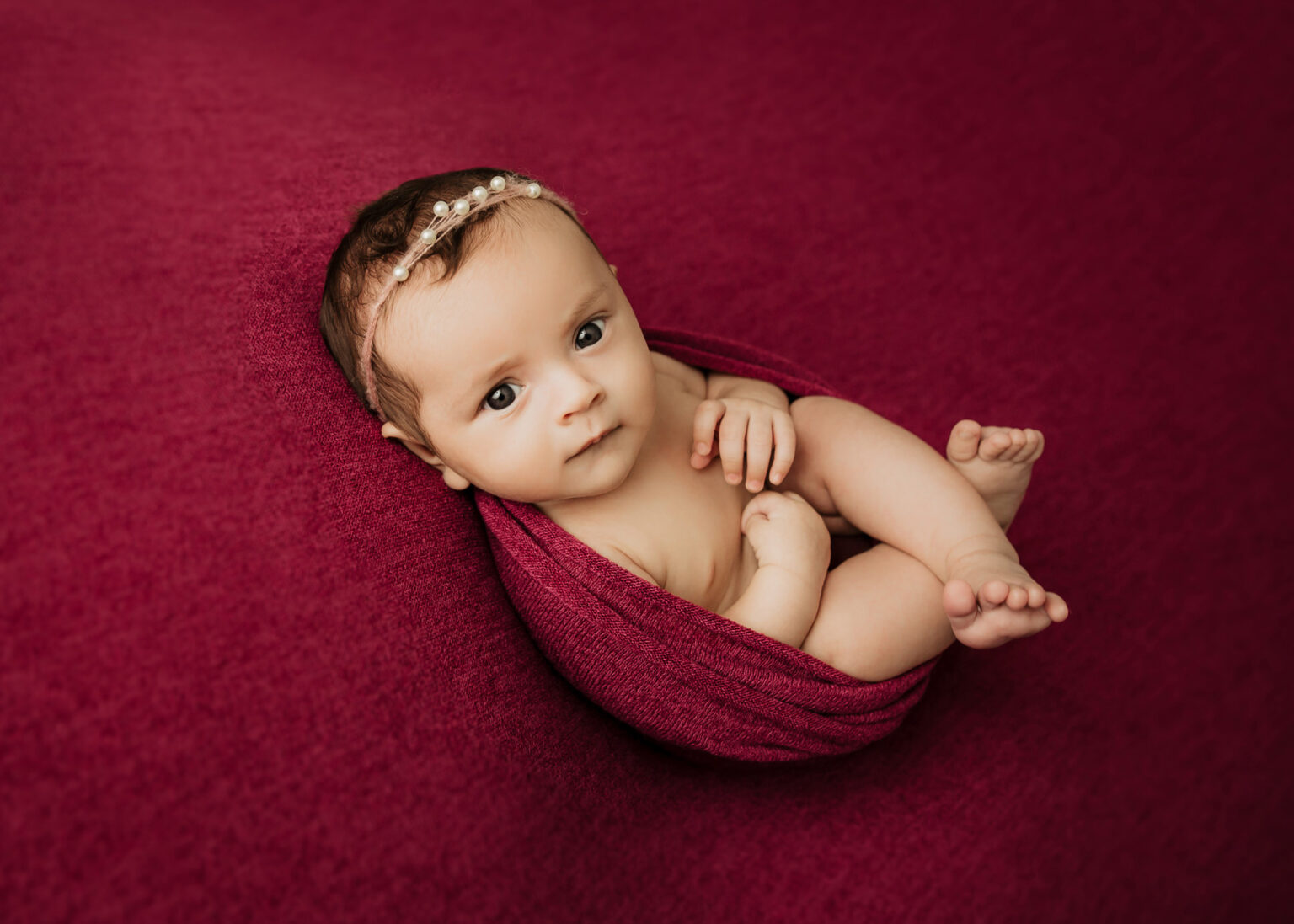 Dessau Babyfotoshooting, Neugeborenes Baby liebevoll inszeniert von Babyfotografin Nina Popp