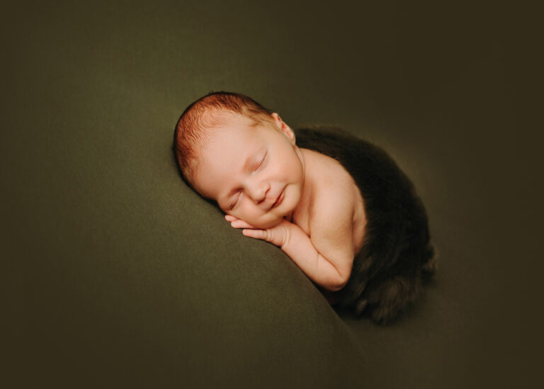 Wittenberg Babyfotoshooting, Neugeborenes Baby liebevoll inszeniert von Babyfotografin Nina Popp