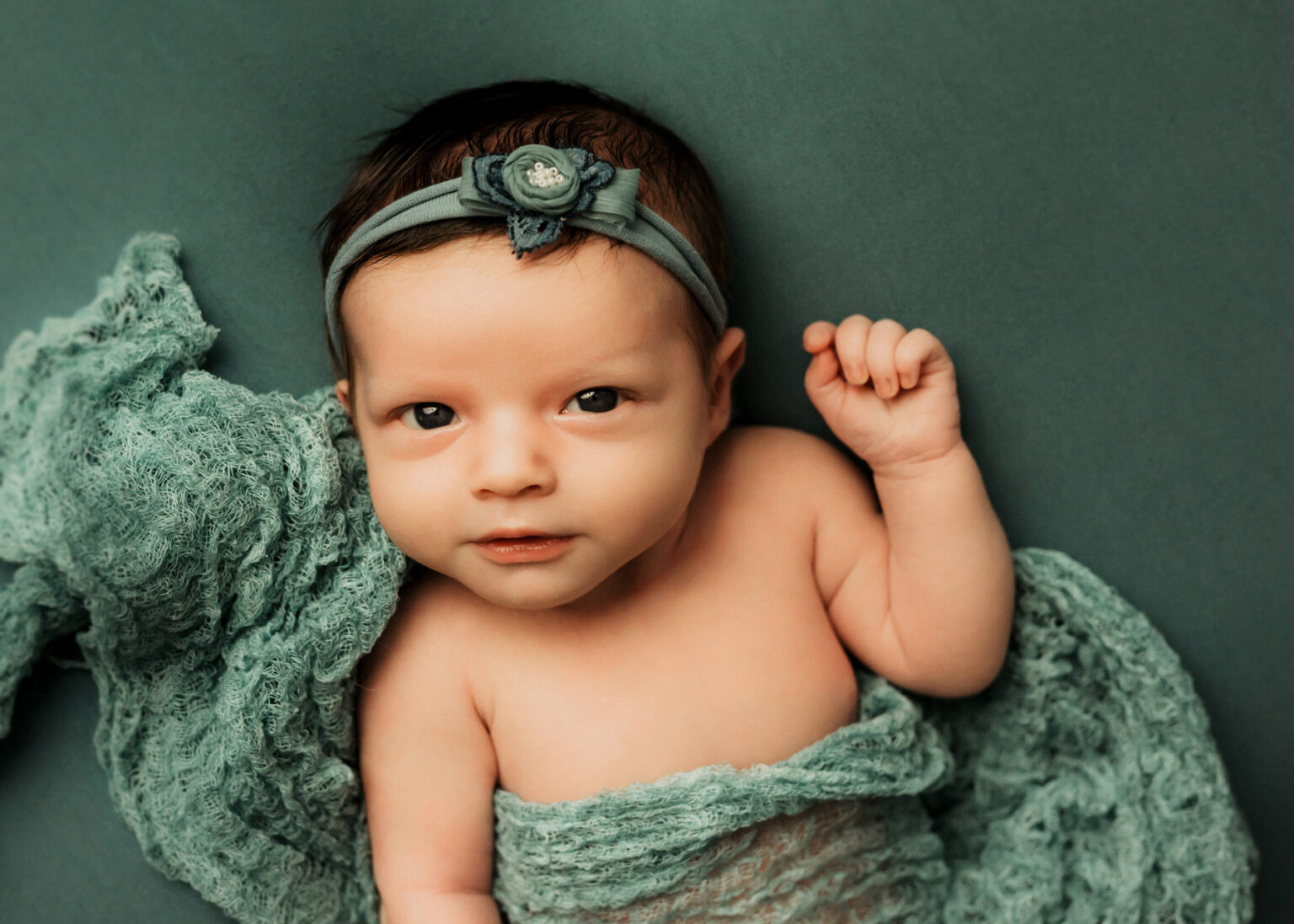 Bitterfeld Babyfotoshooting, Neugeborenes Baby liebevoll inszeniert von Babyfotografin Nina Popp