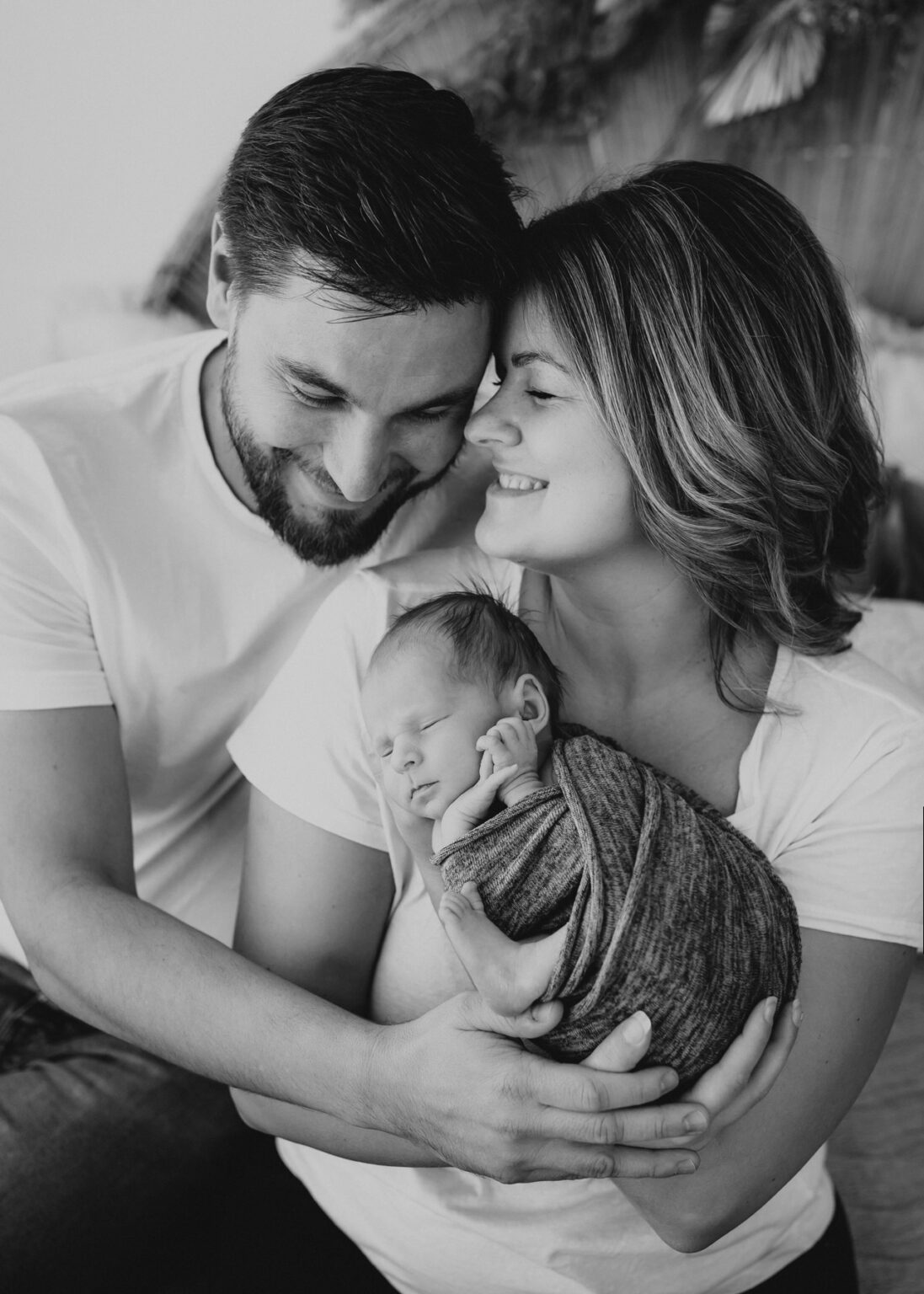 Wittenberg Babyfotoshooting, Familie kuschelt mit neugeborenem Baby