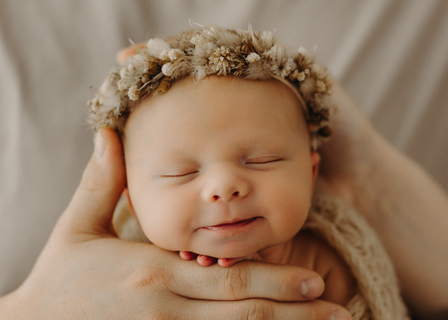 Babyfotografie Halle, Baby mit Blumenkranz fotografiert von Babyfotografin Nina Popp