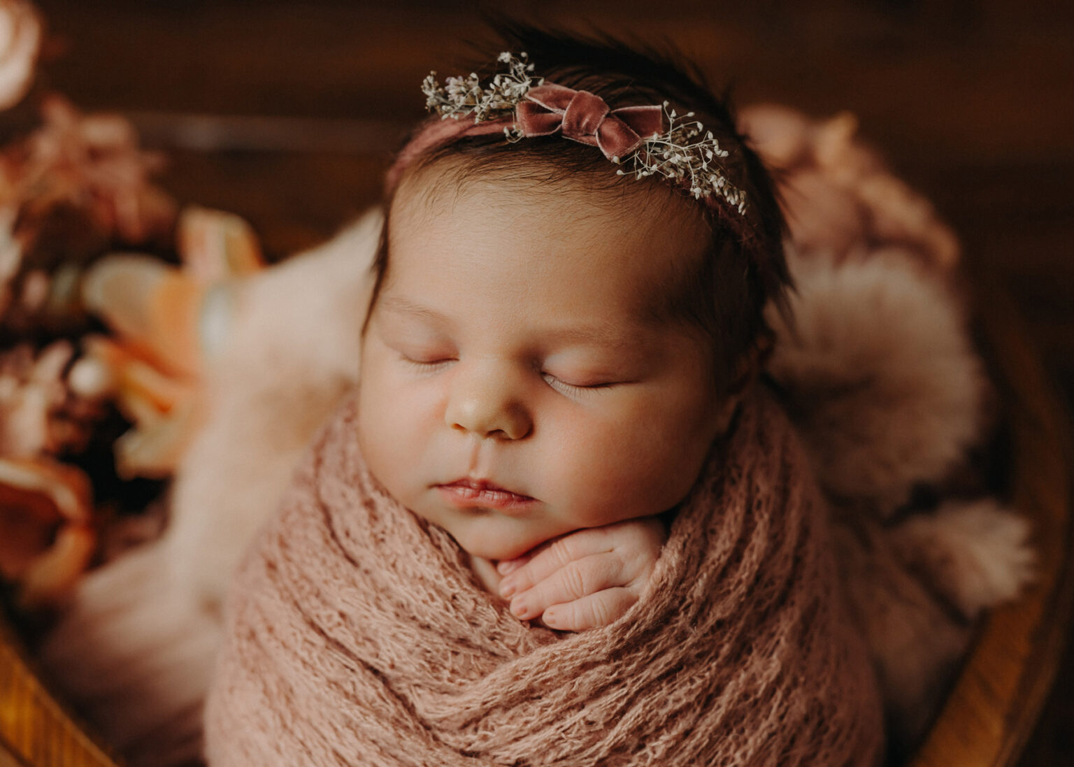 Wittenberg Babyfotograf, Neugeborenes Baby künstlerisch fotografiert von Nina Popp