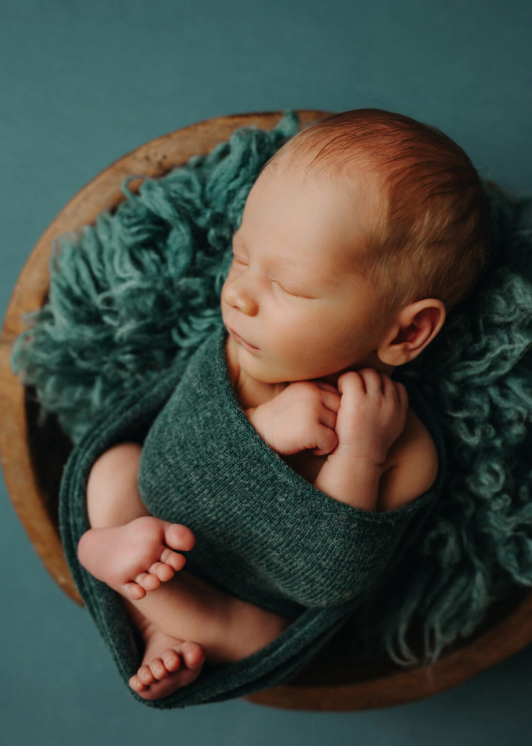 Baby schlafend im Körbchen bei Baby-Fotoshooting, Babyfotograf im Raum Bitterfeld, Dessau, Halle Saale