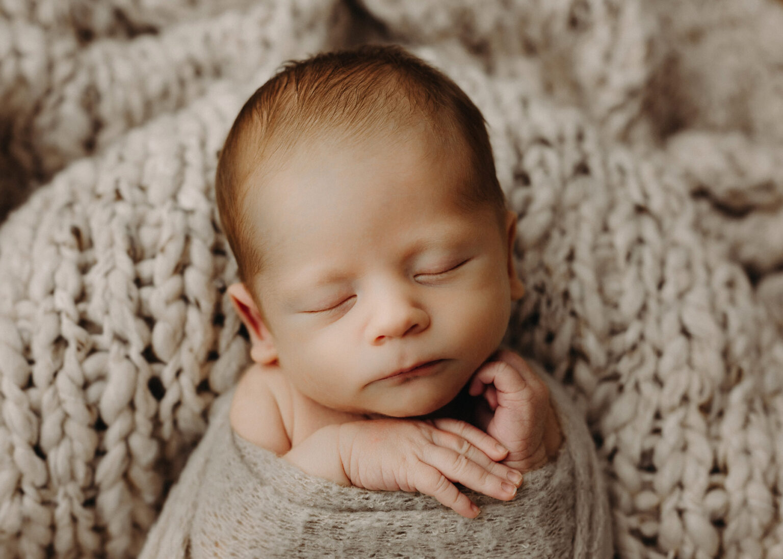 Baby schlafend auf einer Decke bei Baby-Fotoshooting, Babyfotograf im Raum Bitterfeld, Dessau, Halle Saale