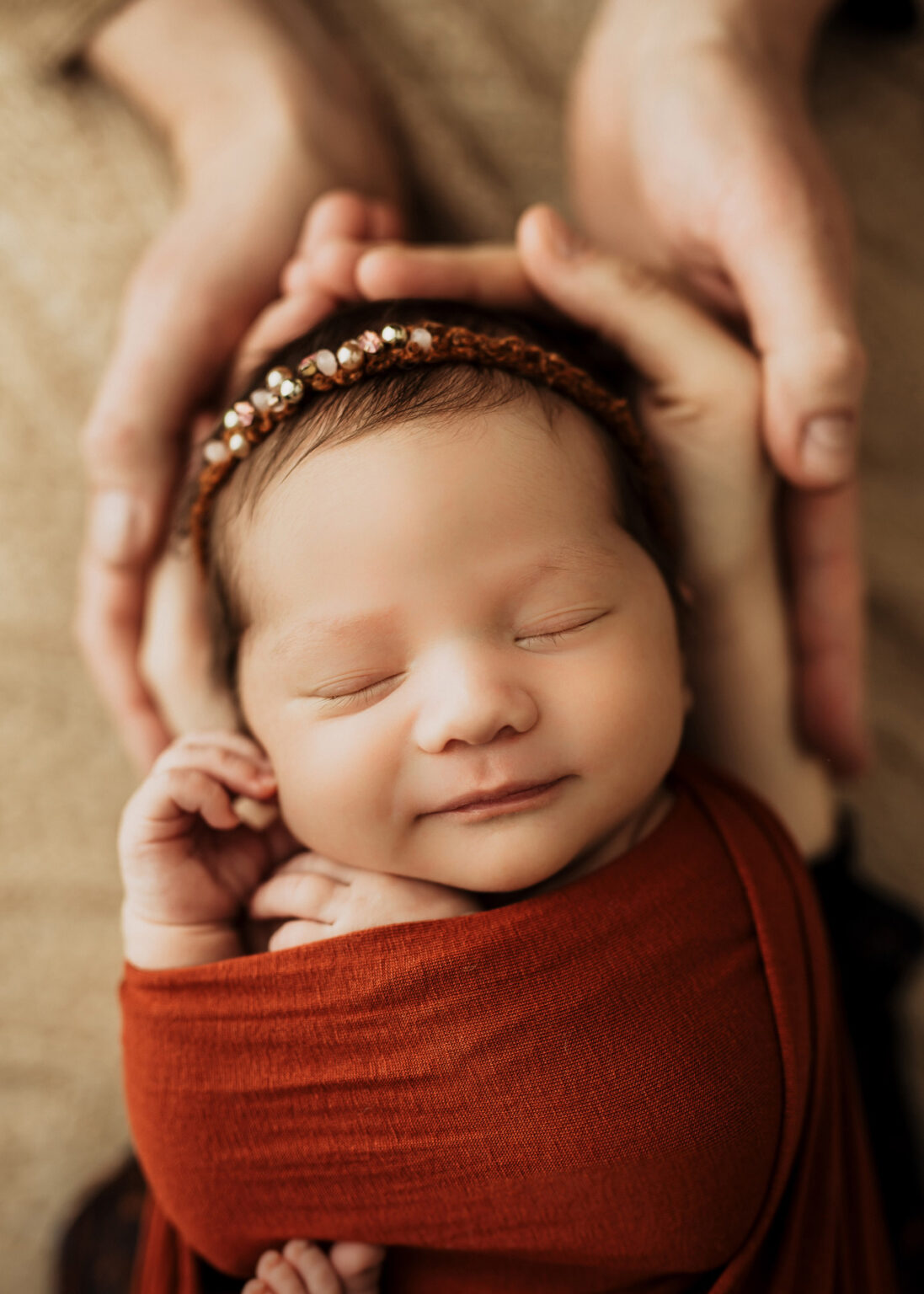 Dübener Heide Babyfotoshooting – Neugeborenes Baby liebevoll inszeniert von Babyfotografin Nina Popp