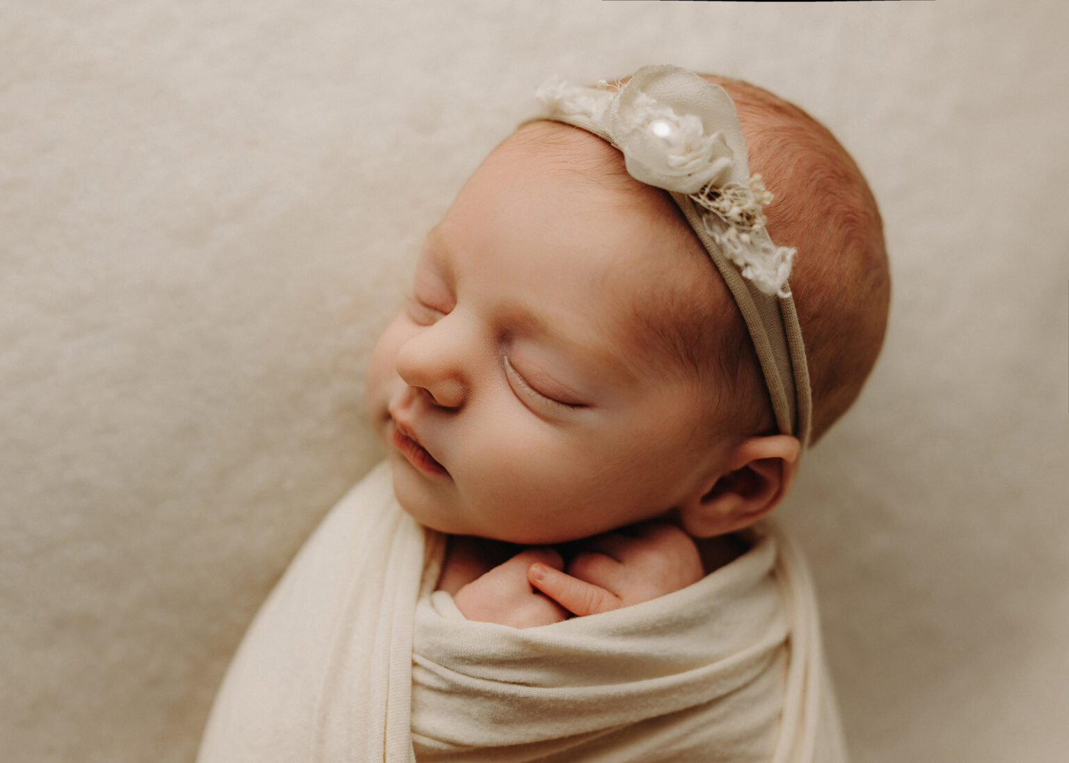 Studio Babyfotografie Halle Saale, Neugeborenes Baby liebevoll inszeniert für Fotoshooting