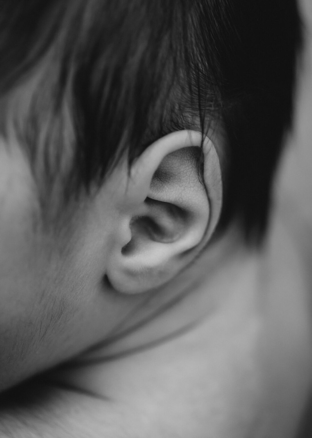 Halle Saale Babyfotografie, Detailfoto Ohr neugeborenes Baby in schwarz-weiß
