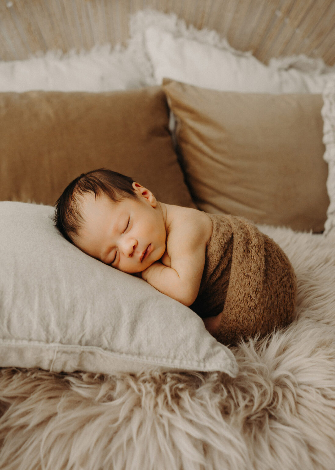 Baby schlafend auf einem Kissen bei Baby-Fotoshooting, Babyfotograf im Raum Bitterfeld, Dessau, Halle Saale
