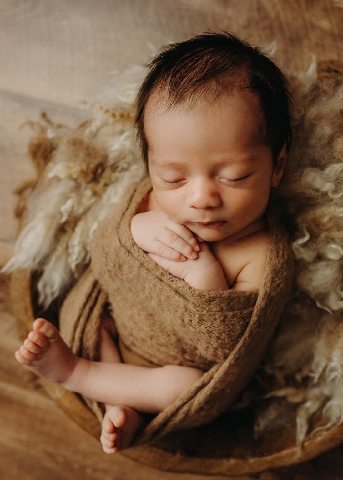 Studio Babyfotografie Bitterfeld, Neugeborenes Baby liebevoll inszeniert für Fotoshooting