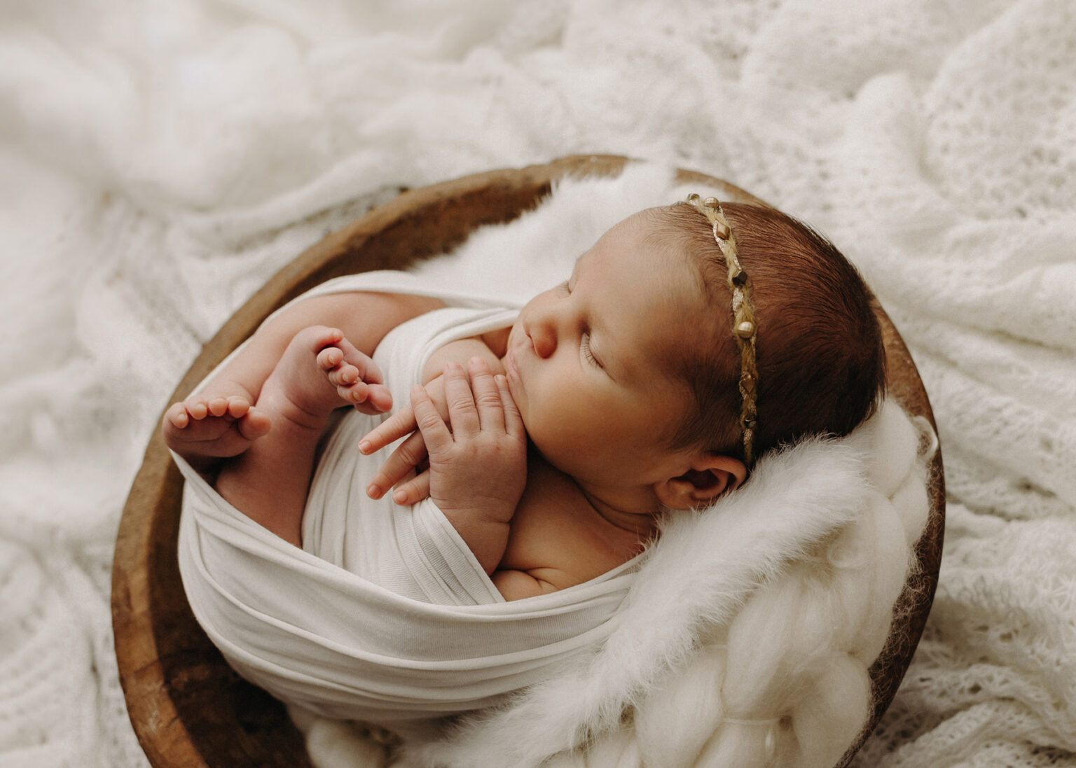 Halle Saale Babyfotoshooting, Neugeborenes Baby liebevoll inszeniert von Babyfotografin Nina Popp