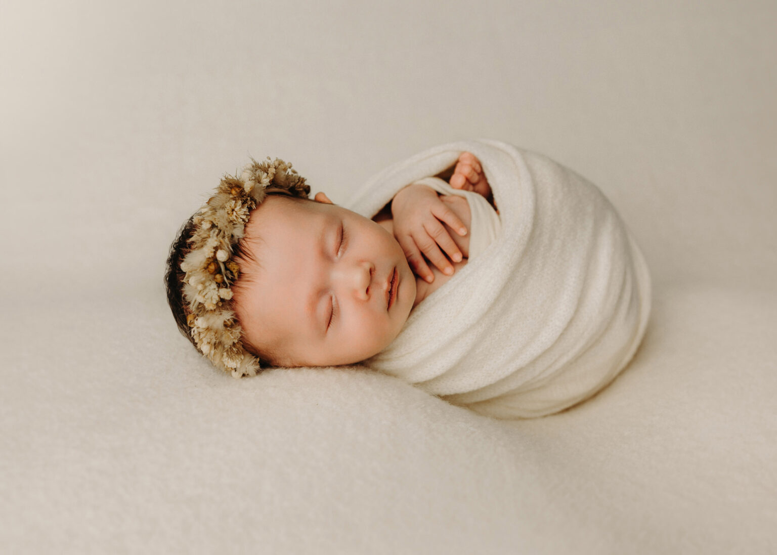 Babyfotografie Dessau, Baby mit Blumenkranz fotografiert von Babyfotografin Nina Popp