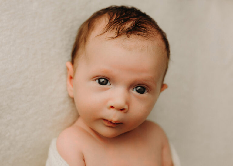 Minimalistische Babyfotografie in Bitterfeld, Dessau, Wittenberg, Halle Saale, Professionelles Baby-Fotoshooting