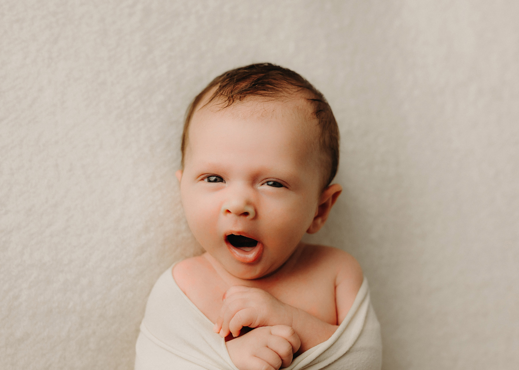 Minimalistische Babyfotografie in Bitterfeld, Dessau, Wittenberg, Halle Saale, Professionelles Baby-Fotoshooting