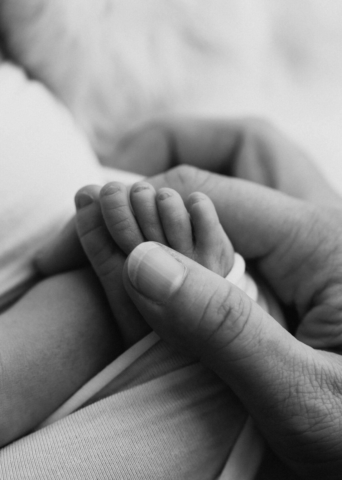 Babyfotografie Halle, sanfte Schwarz-Weiß Aufnahme vom Babyfuß