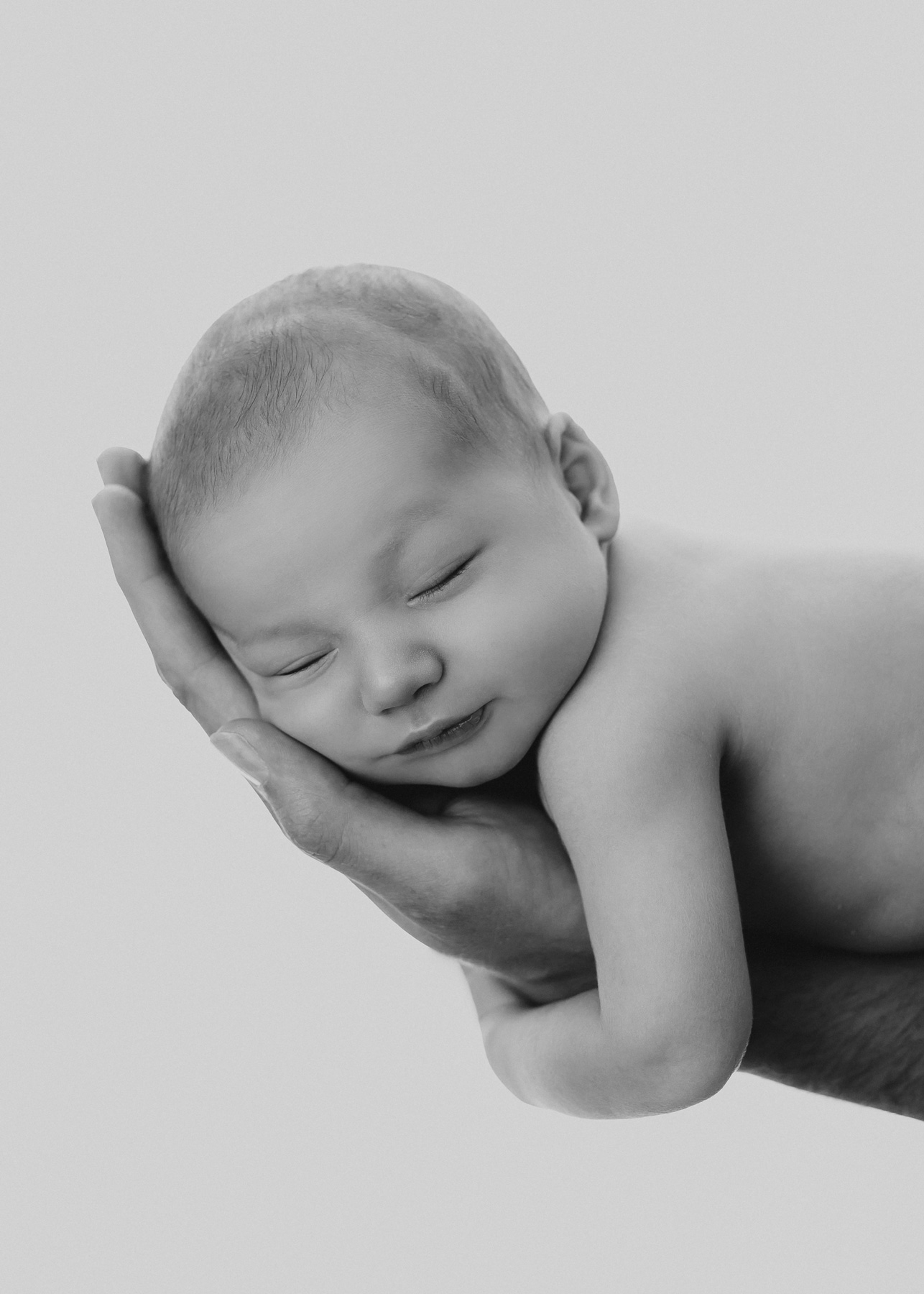 Halle Saale Babyfotografie, Schwarz-Weiß Detailaufnahme vom Baby auf Papas Arm