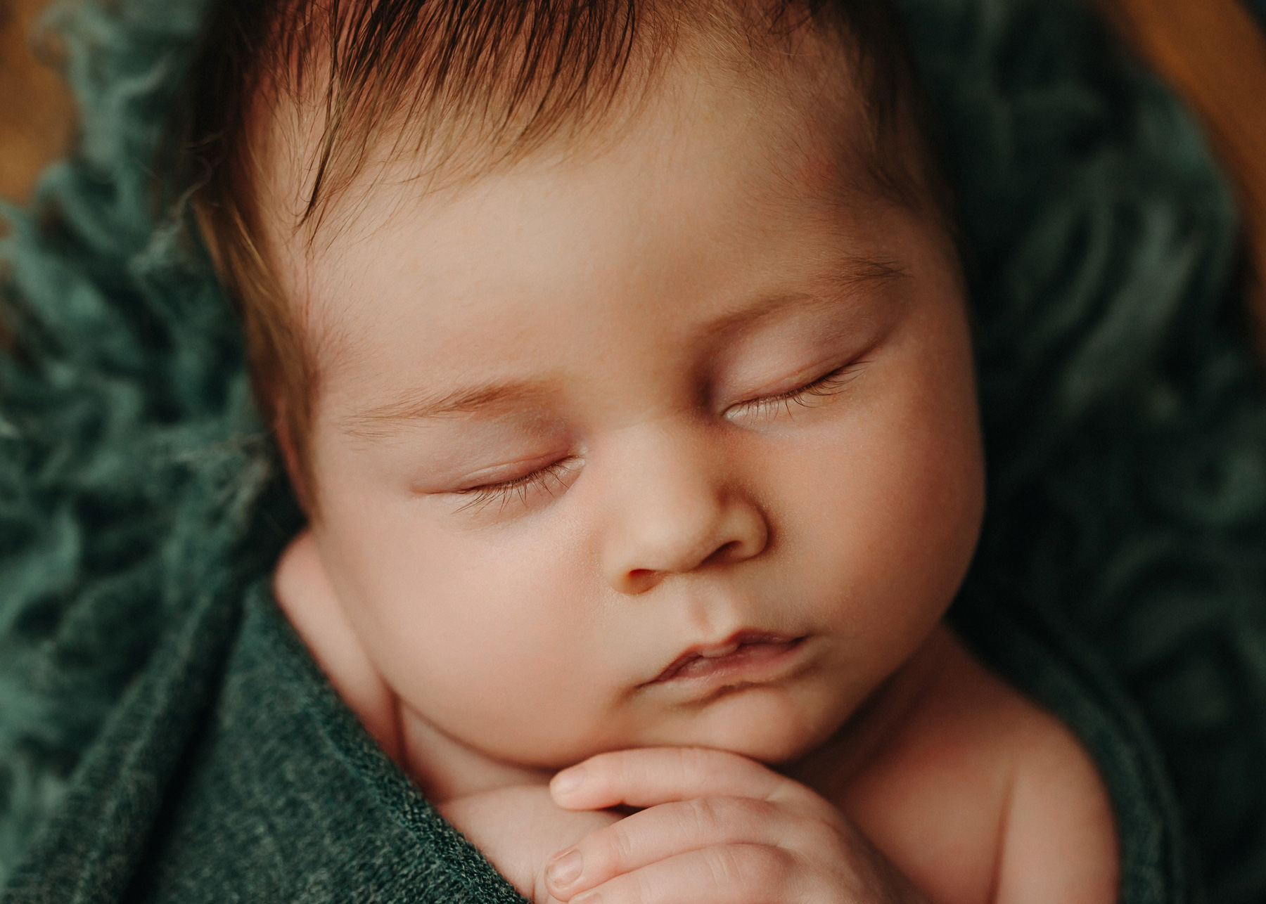 Nahaufnahme schlafendes Baby bei Babyfotoshooting in Wurzen