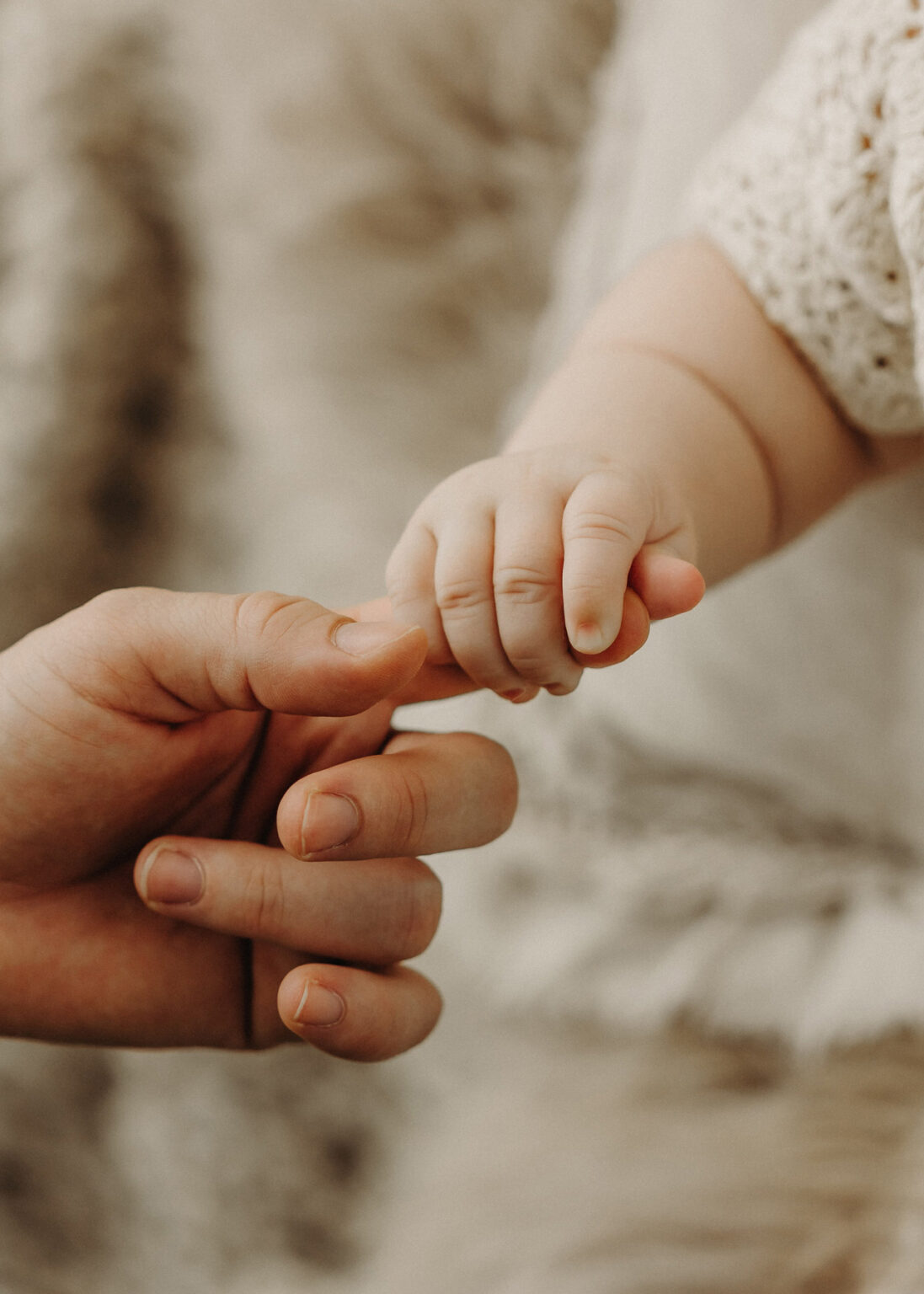Delitzsch Babyfotografie, Detailaufnahme der Hände von Mama und Baby