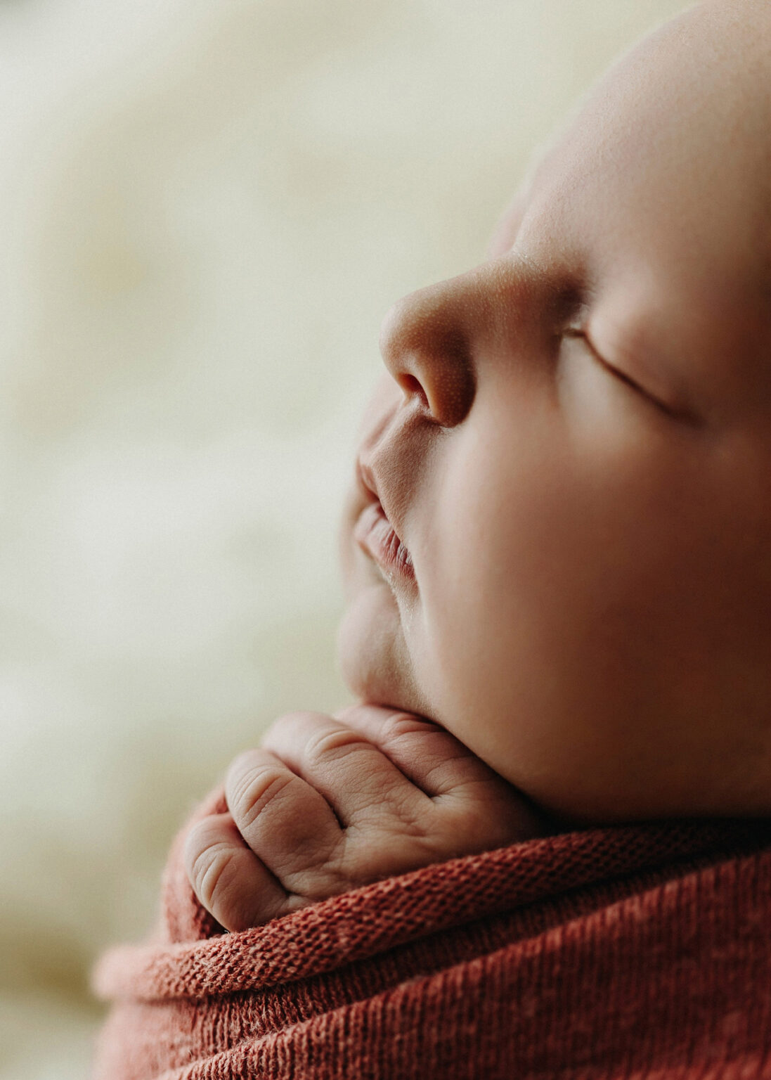 Babyfotograf Leipzig, Detailaufnahme vom Gesicht vom neugeborenen Baby