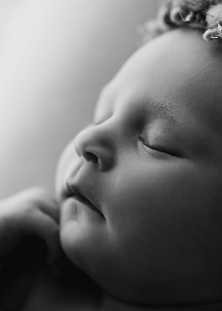 Schwarz-Weiß Babyfoto Delitzsch, Detailaufnahme Neugeborenes Mädchen