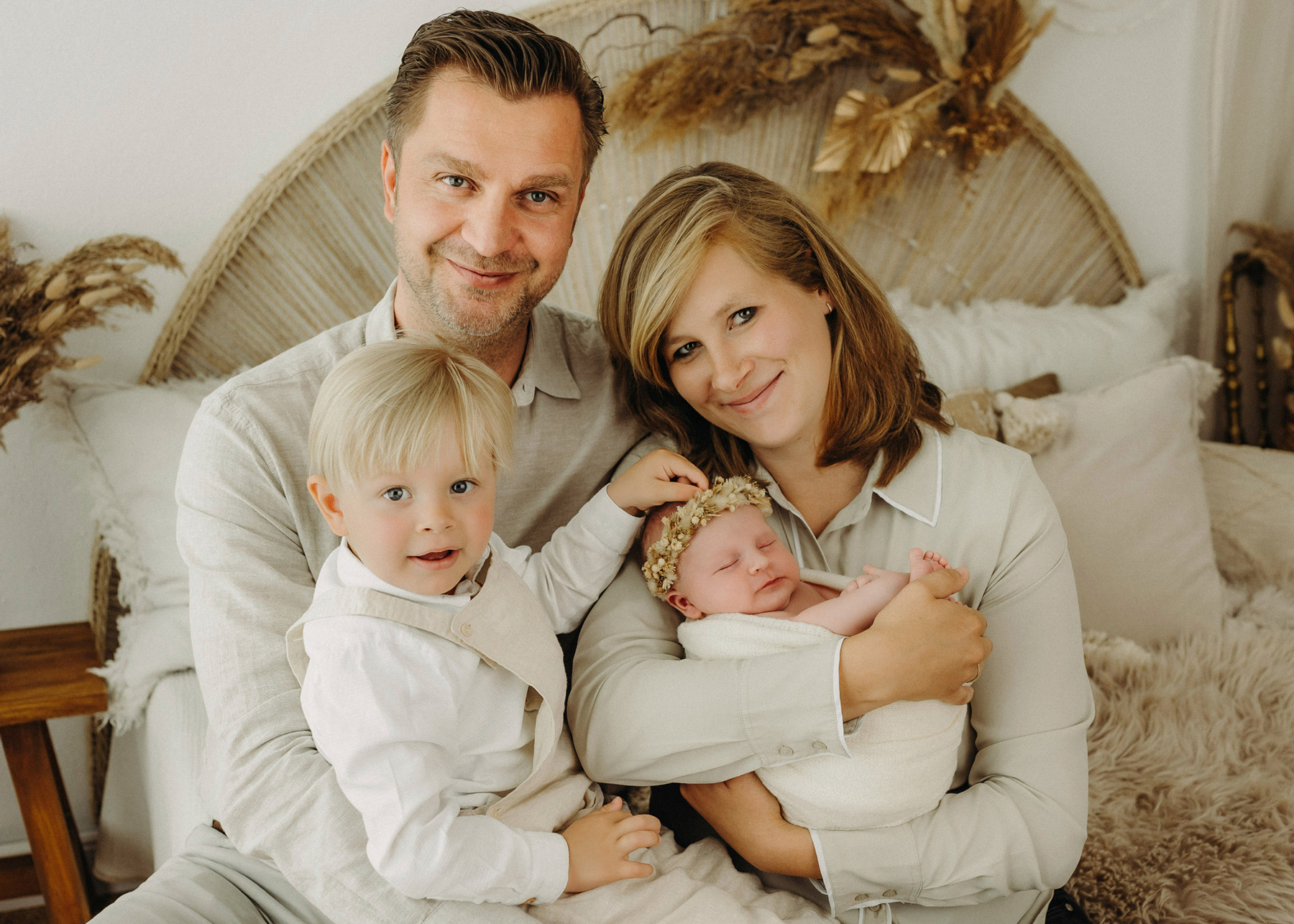 Familie mit Baby im Arm, Babyfotografie in Leipzig von Nina Popp