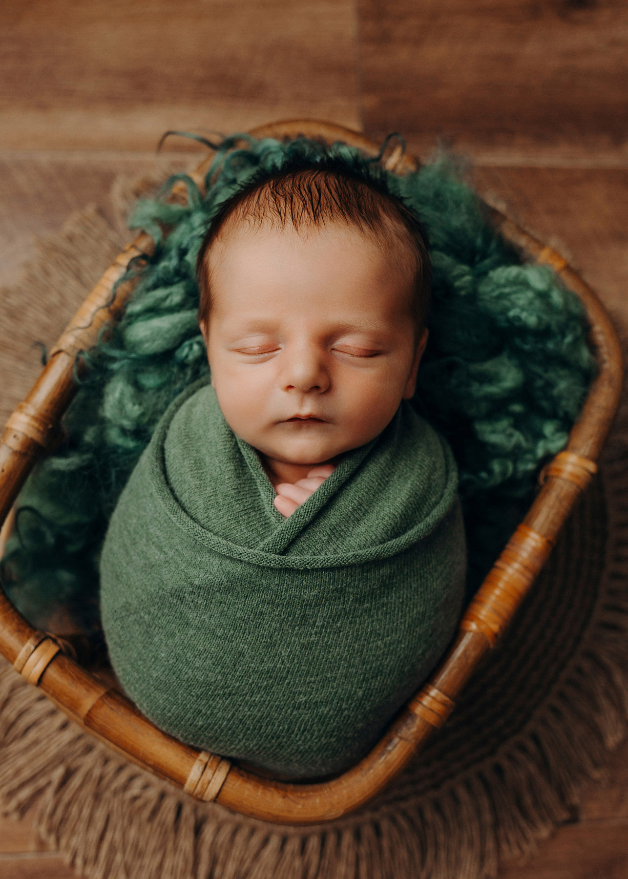 Baby eingepuckt im Körbchen bei Baby-Fotoshooting, Babyfotograf im Raum Leipzig, Wurzen, Eilenburg