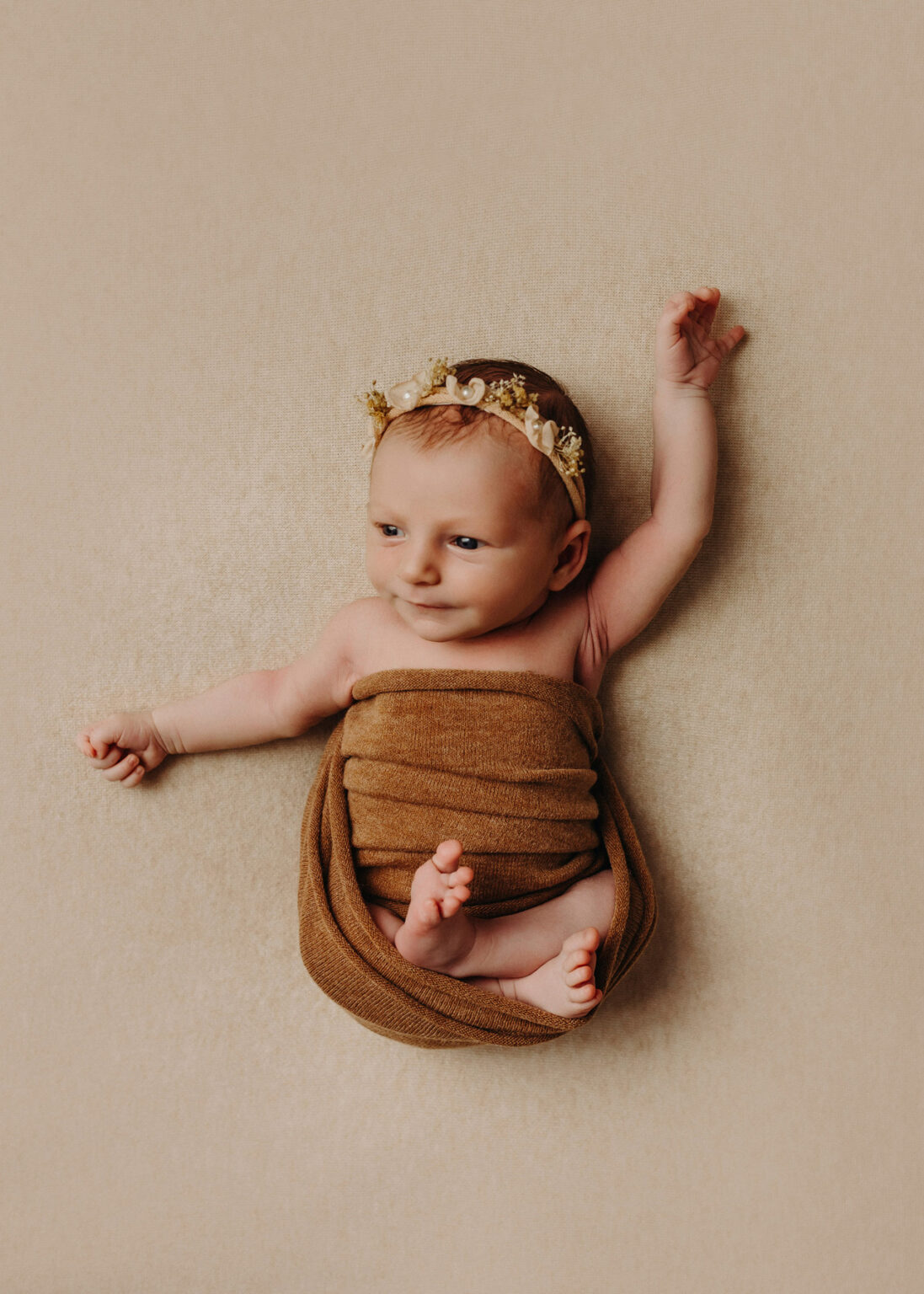 Studio Baby-Fotoshooting Leipzig, Neugeborenes Baby liebevoll eingewickelt