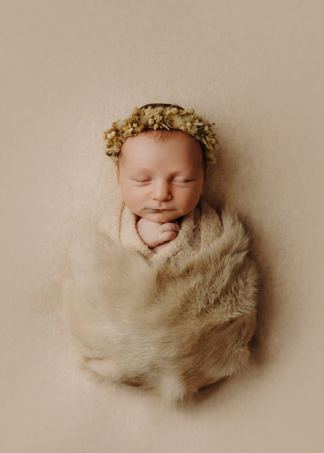 Studio Babyfotografie Leipzig, Neugeborenes Baby liebevoll eingewickelt