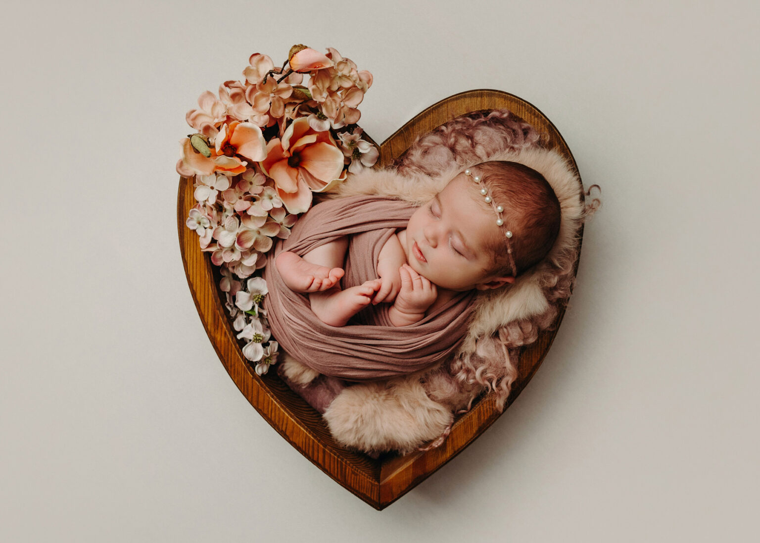Babyfotoshooting mit Accessoires im Studio, Babyfotograf Leipzig