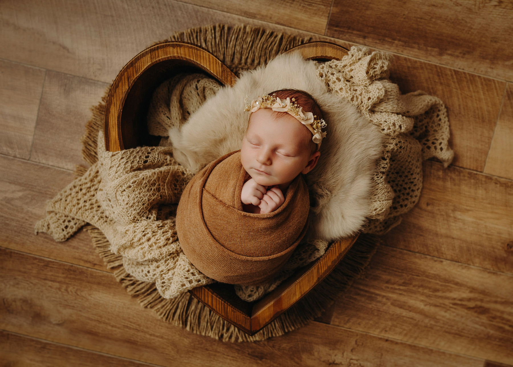 Leipzig Babyfotoshooting, Neugeborenes Baby liebevoll inszeniert von Babyfotografin Nina Popp
