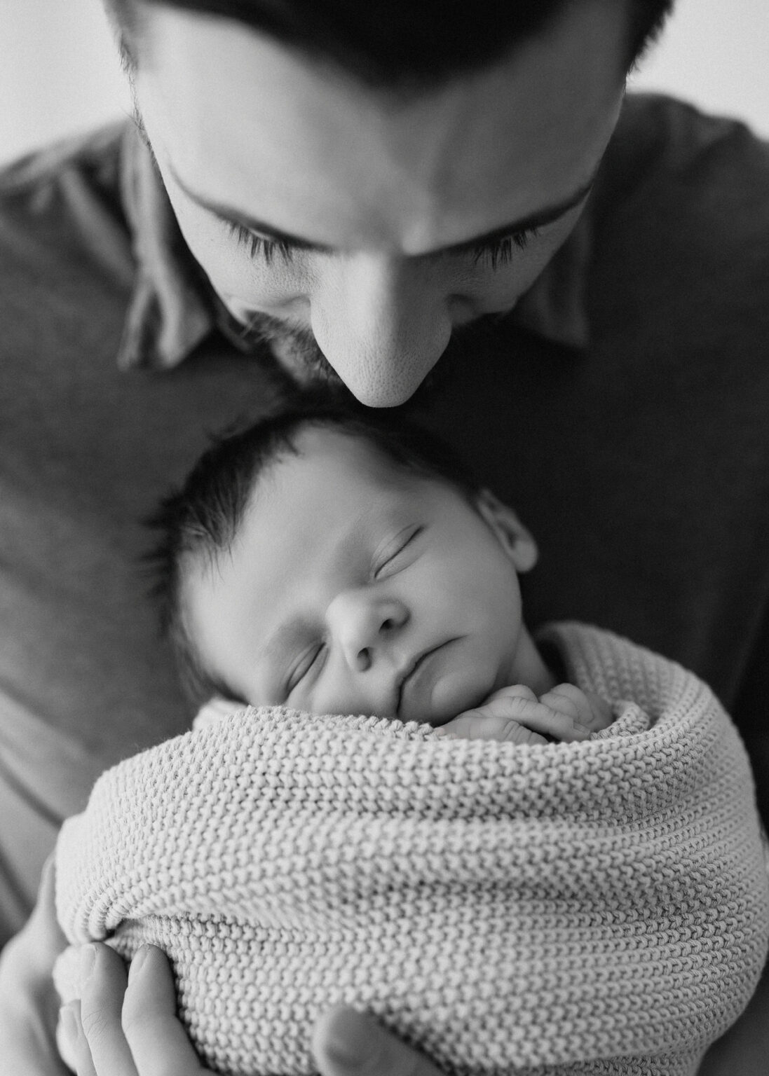Babyfotografie Leipzig, Elternmoment mit neugeborenem Jungen