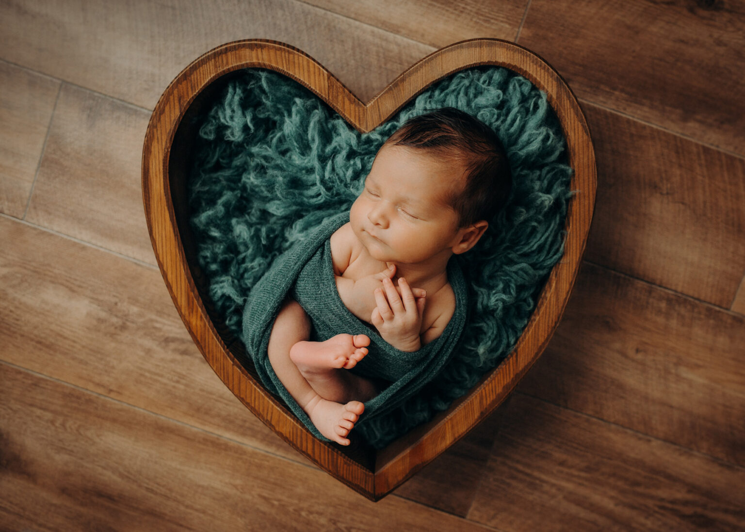 Leipzig Babyfotografie, Baby-Fotoshooting mit Baby im Herzkorb