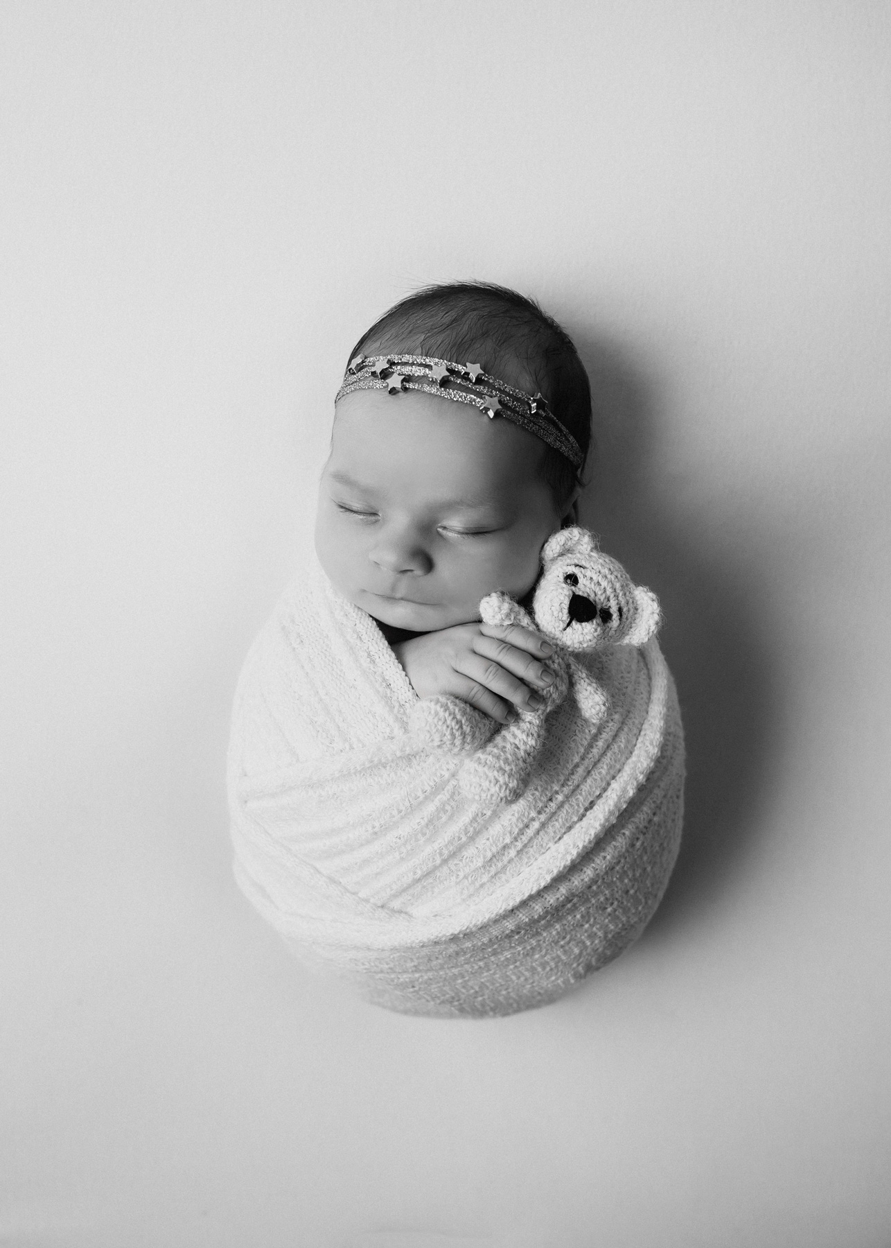 Dessau Babyfotoshooting, Neugeborenes Baby liebevoll mit Teddy fotografiert