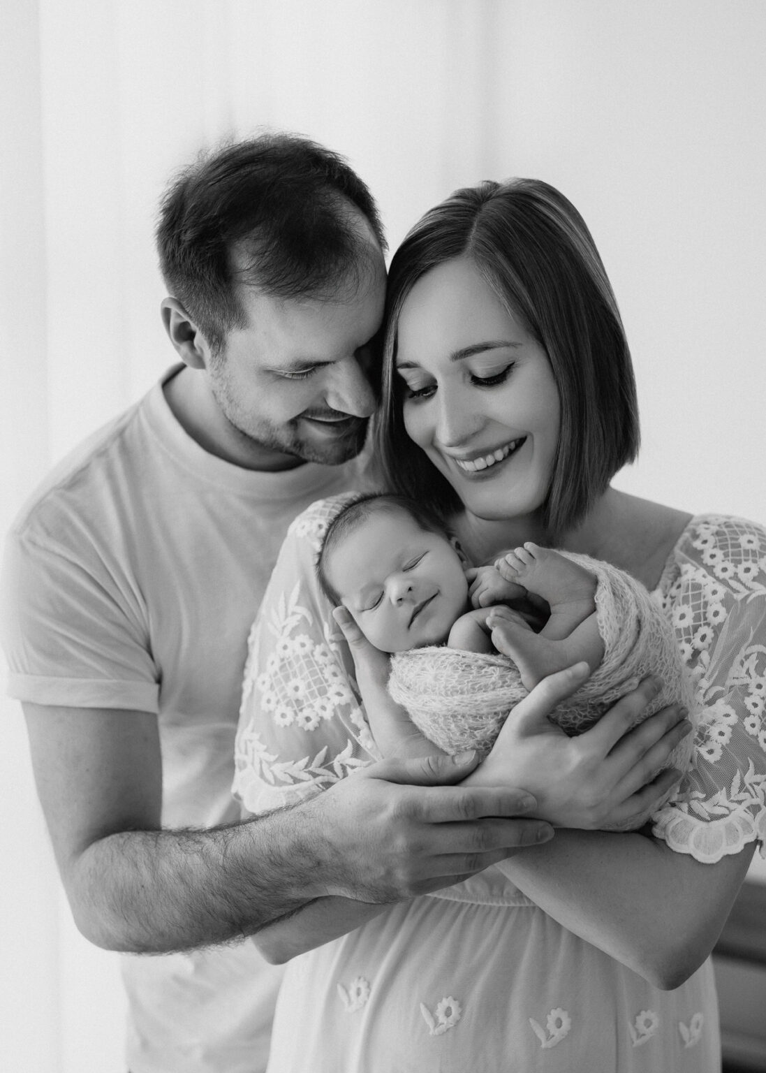 Leipzig Babyfotografie, Eltern halten ihr Baby im Arm